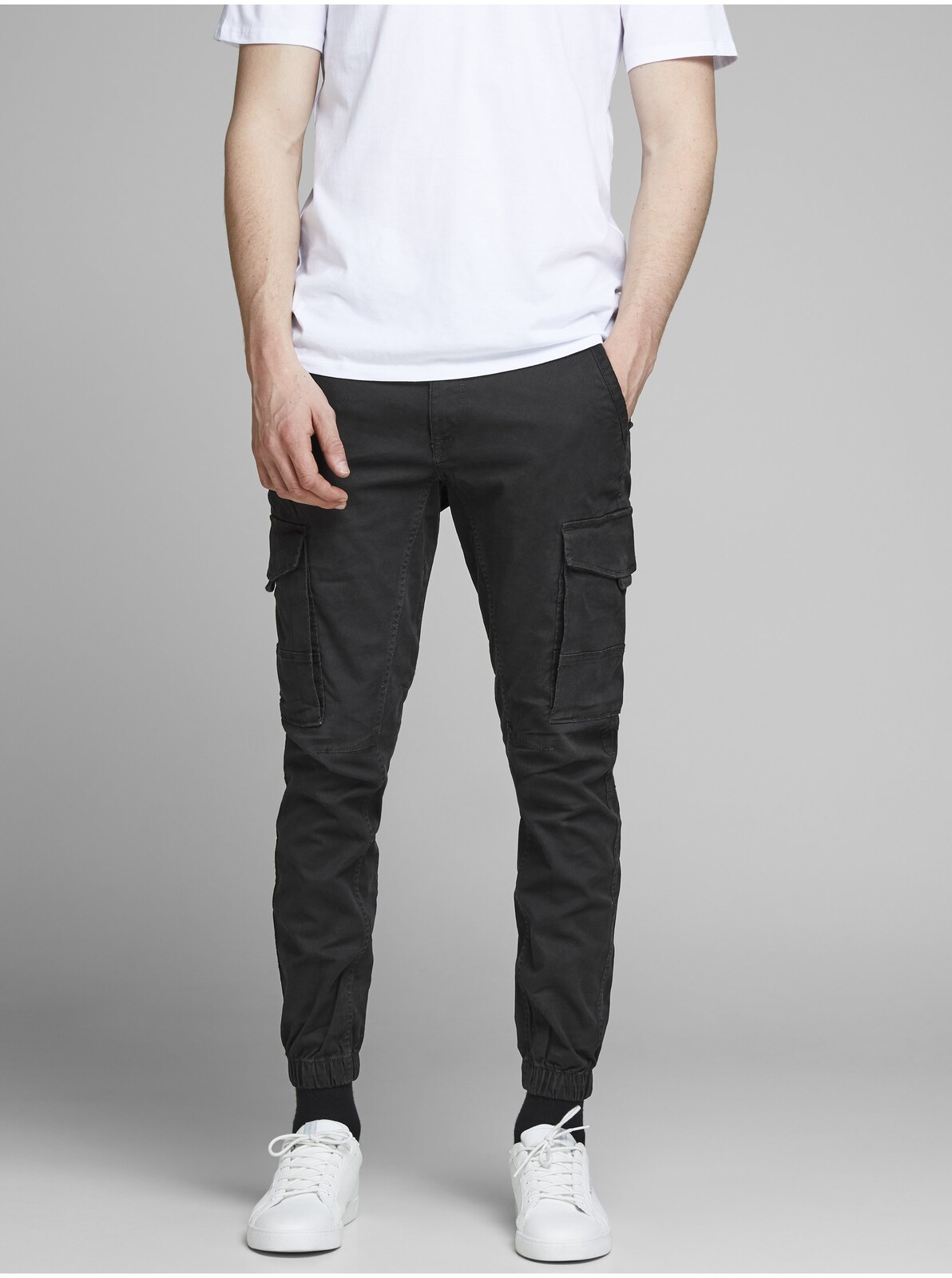 Černé tapered fit kalhoty Jack & Jones Paul
