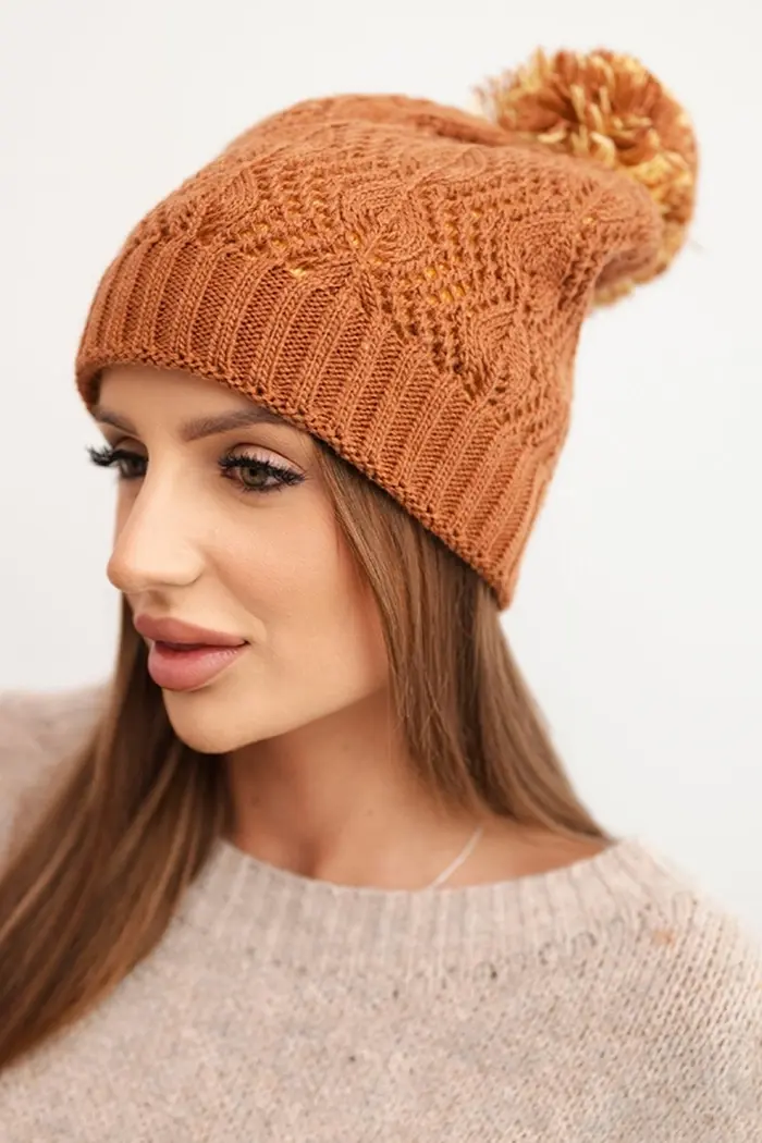 Dámská zimní čepice s bambulí K467 hnědá