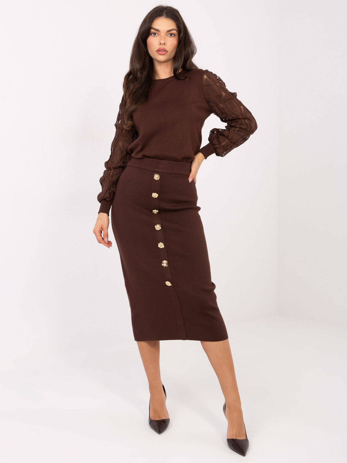 Hnědý svetr s krajkovými rukávy