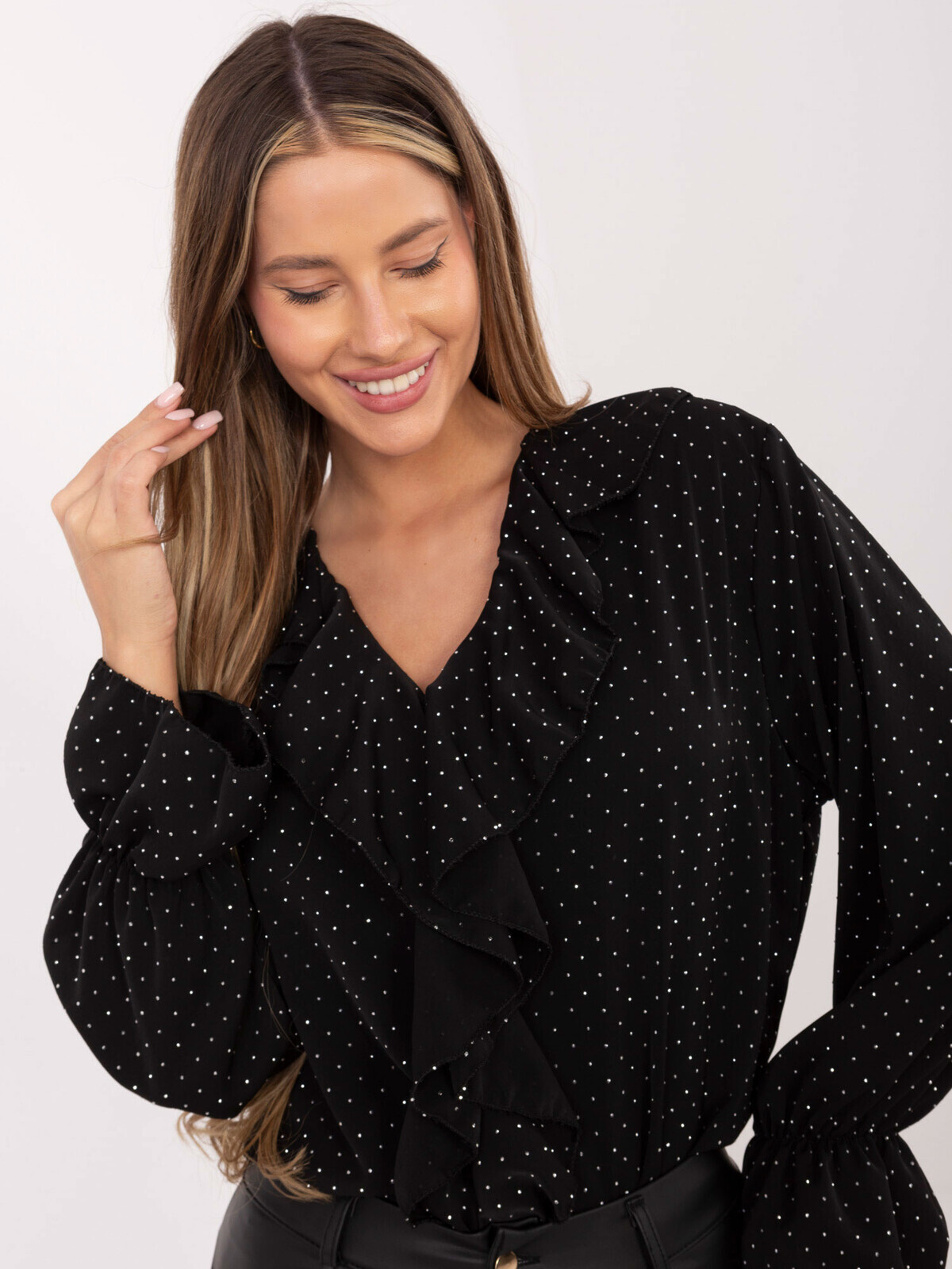 Černá tečkovaná halenka s volány