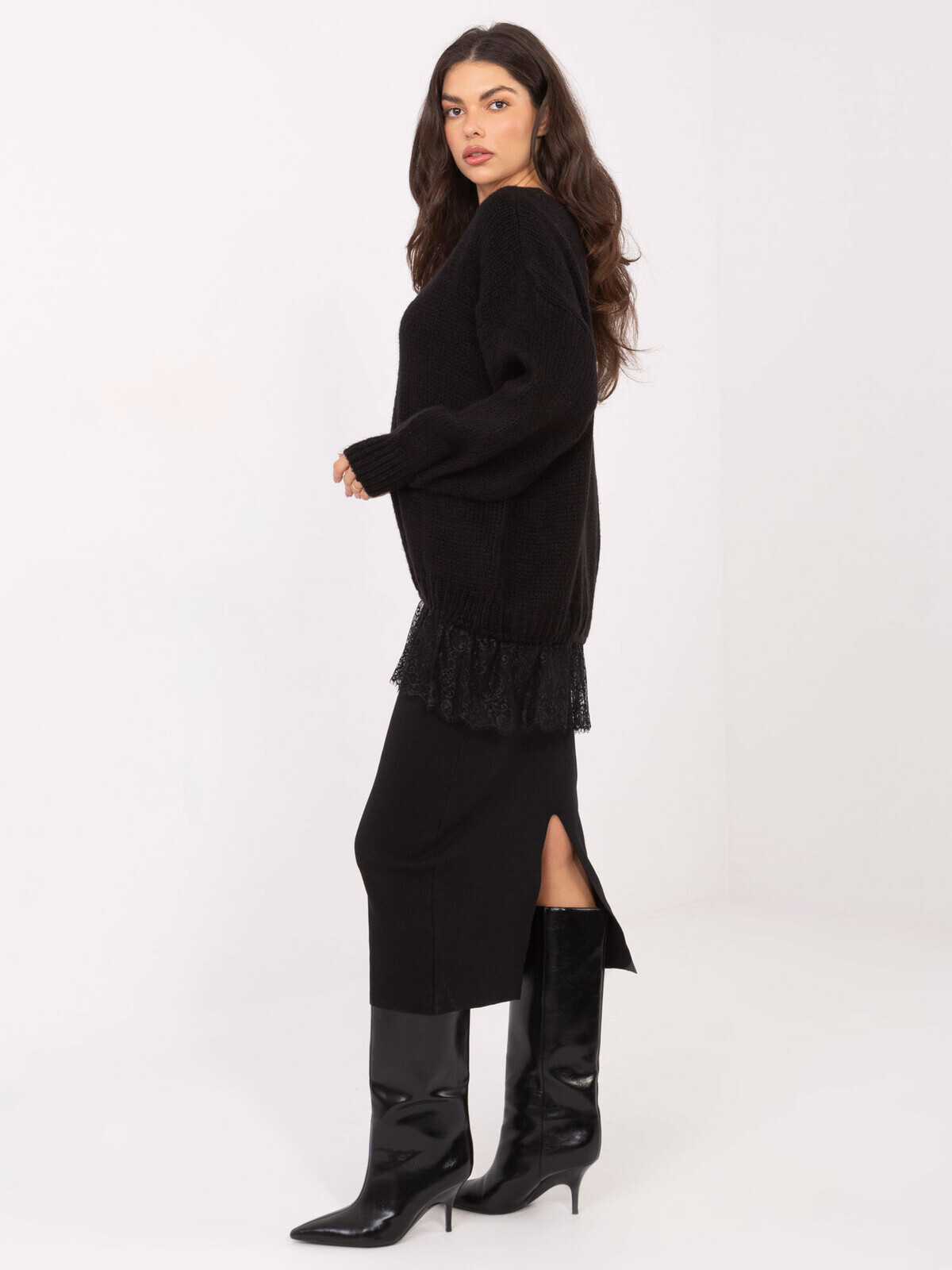 Černý svetr s krajkovým lemem