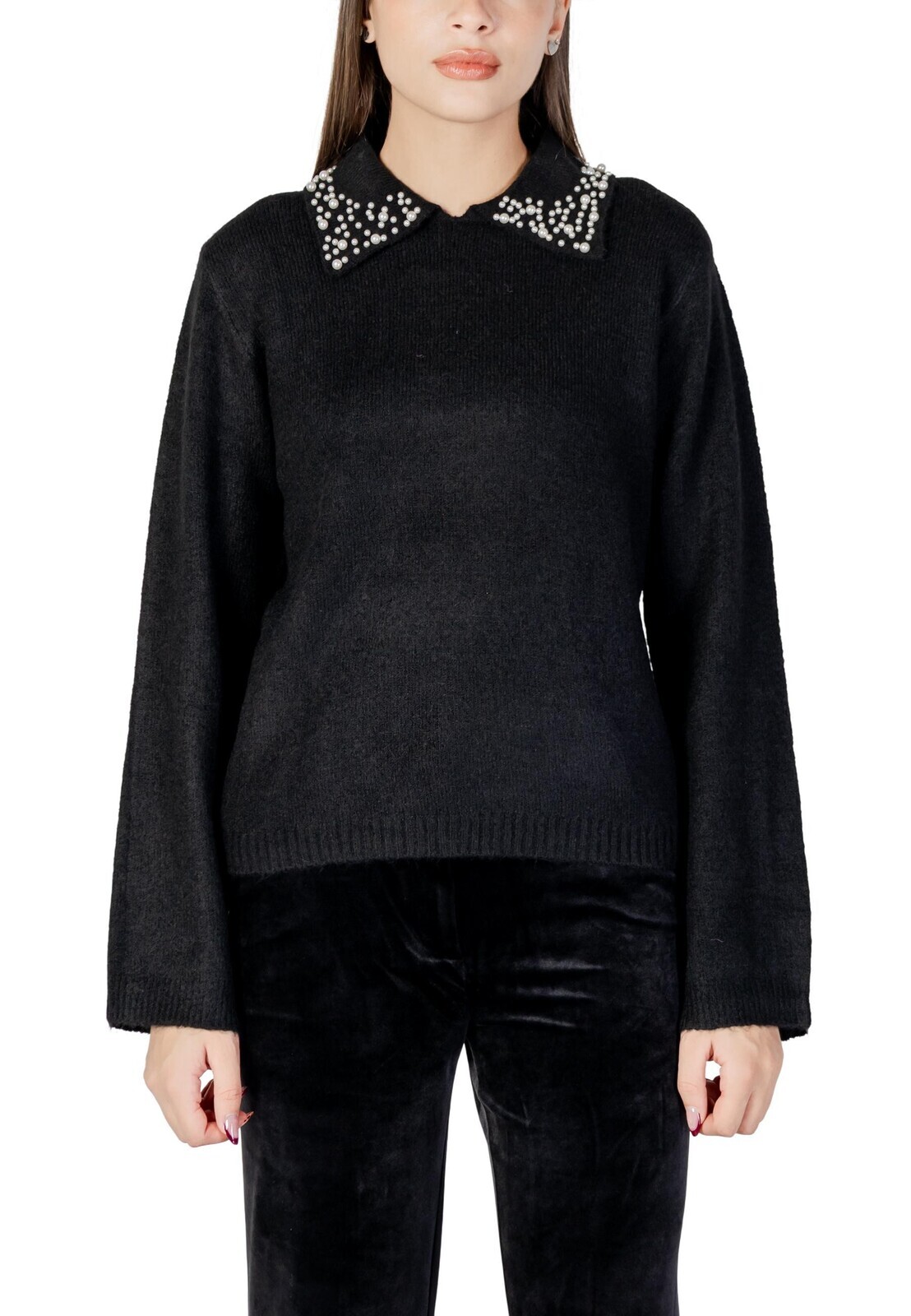 Černý svetr s ozdobným límcem