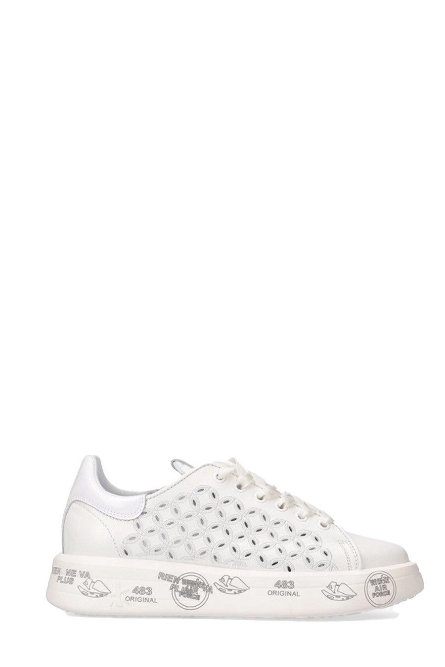 Promítá dámské tenisky