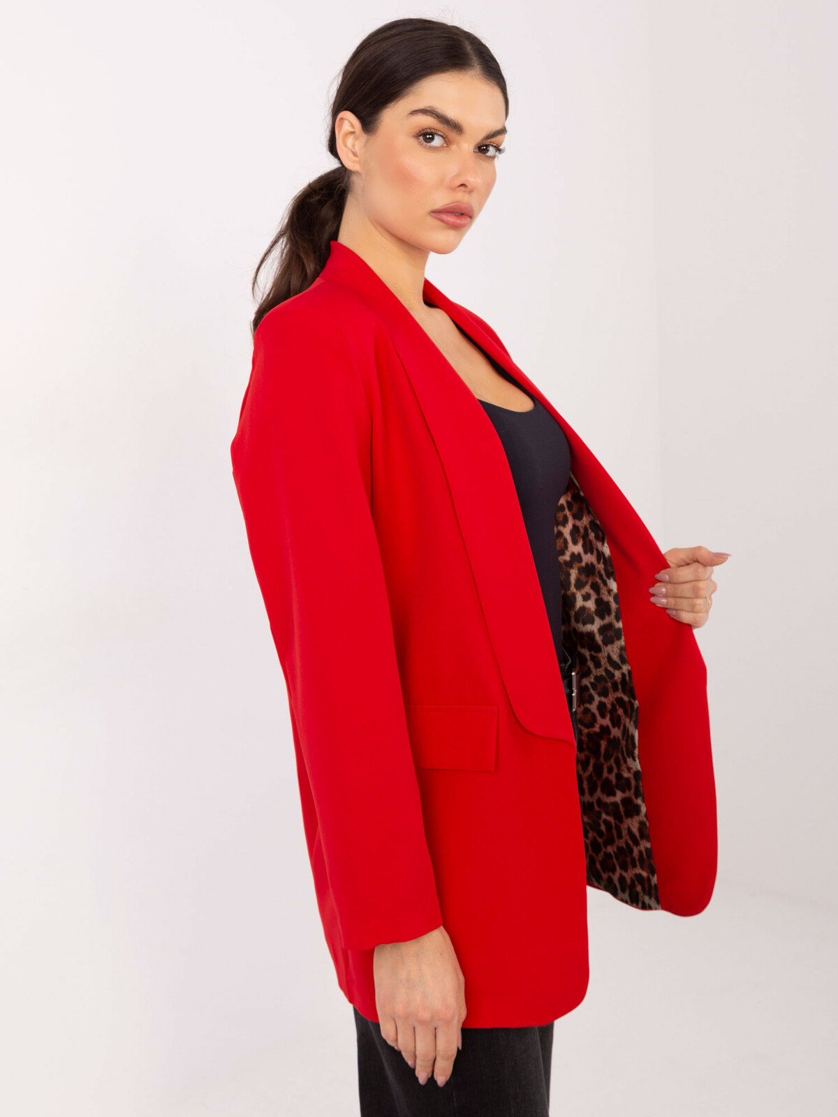 Červené sako s leopardím vzorem