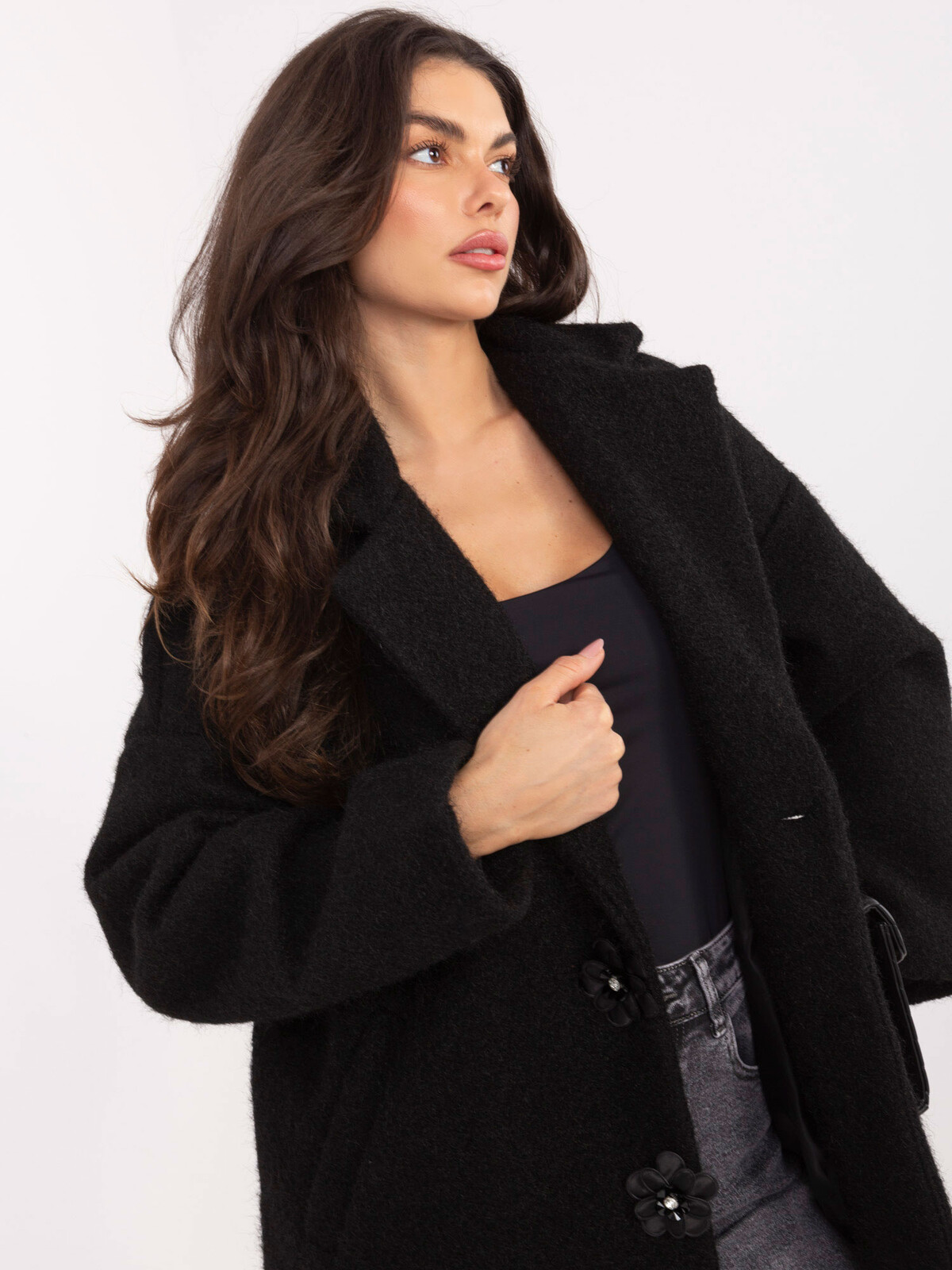 Černý kabát s velkými knoflíčky