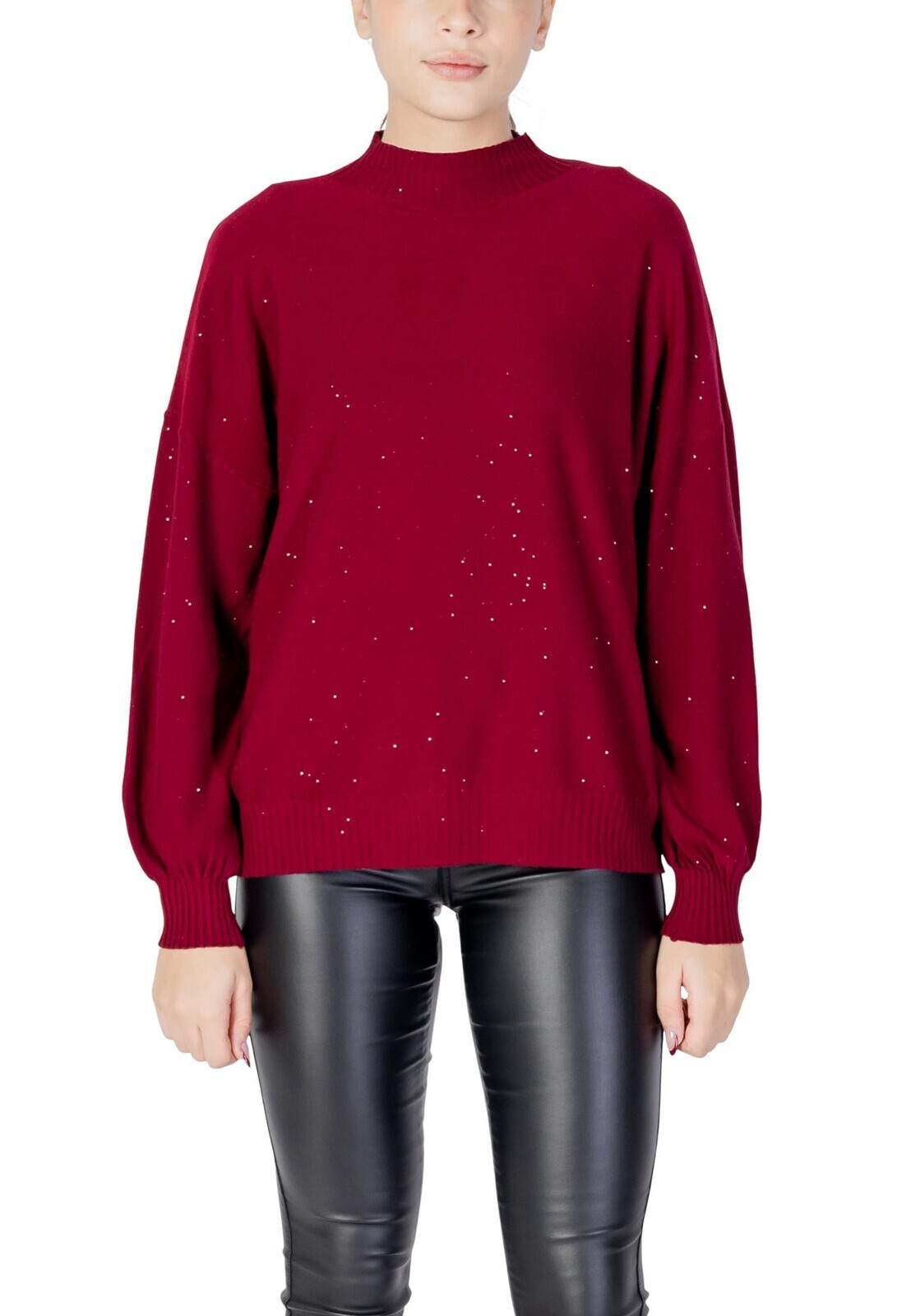 Červený svetr s dlouhými rukávy