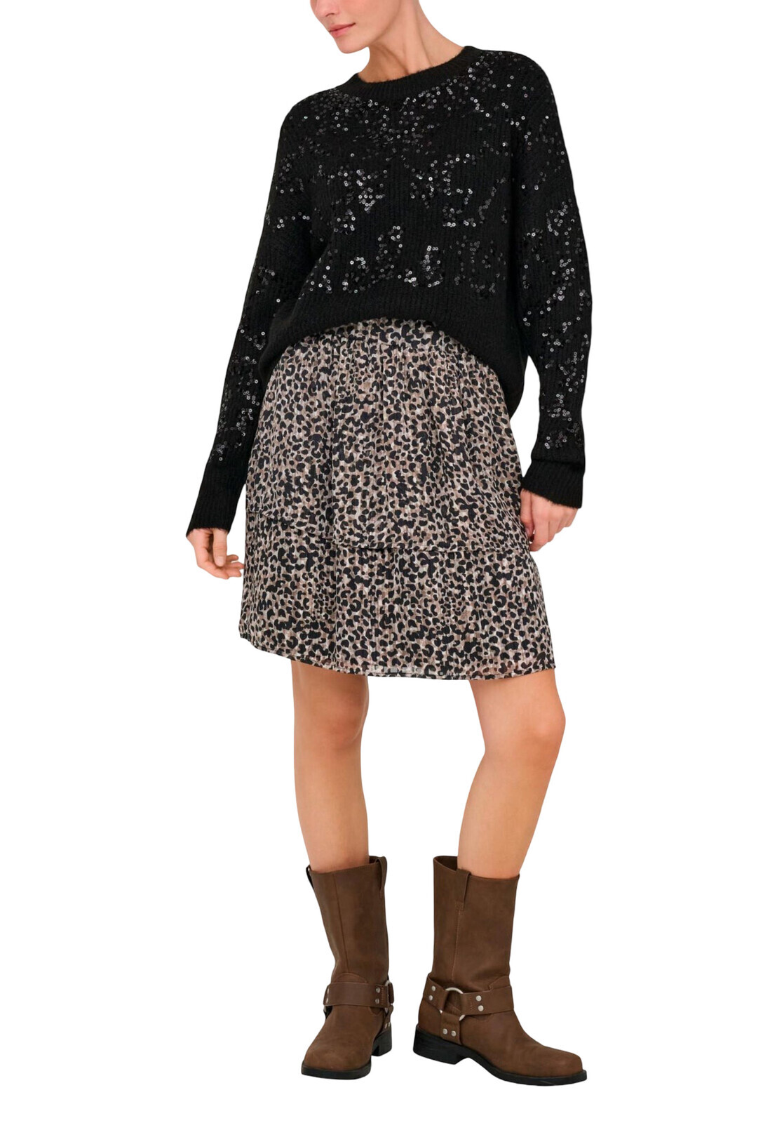 Černý svetr a vzorované šaty