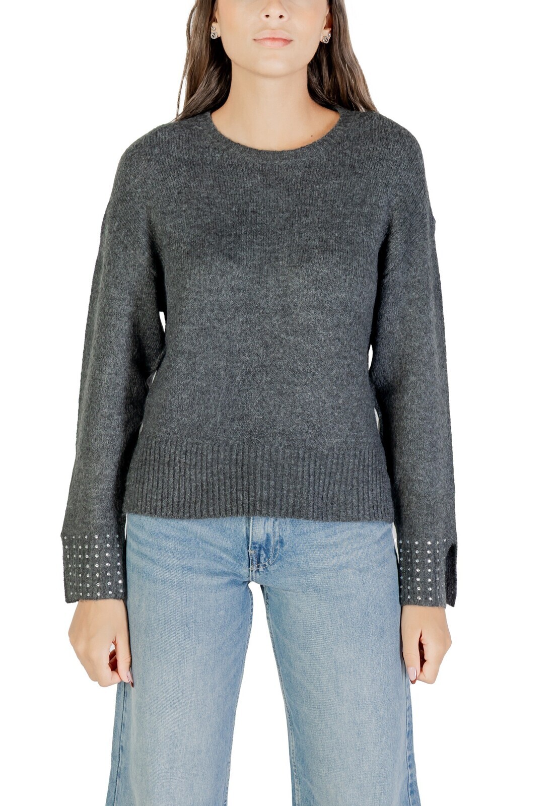 Šedý svetr s kulatým výstřihem