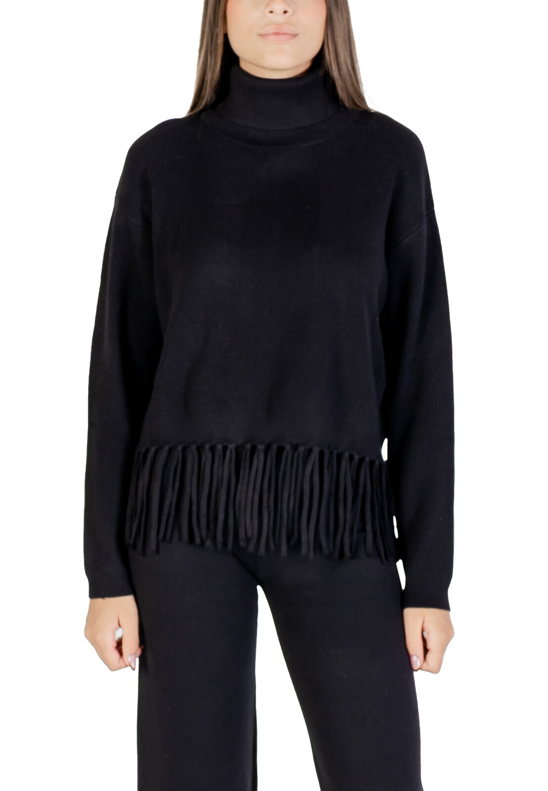 Černý rolákový svetr s třásněmi