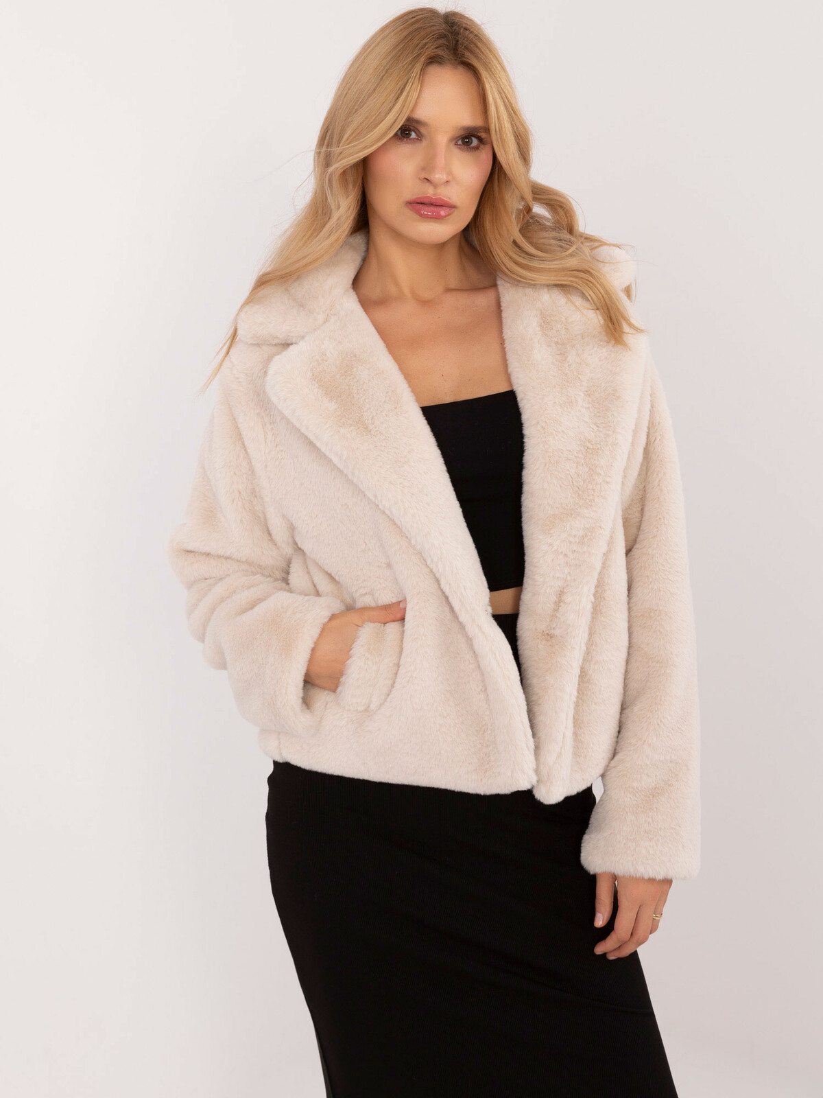 Krátký prošívaný kabátek ve světle béžové barvě