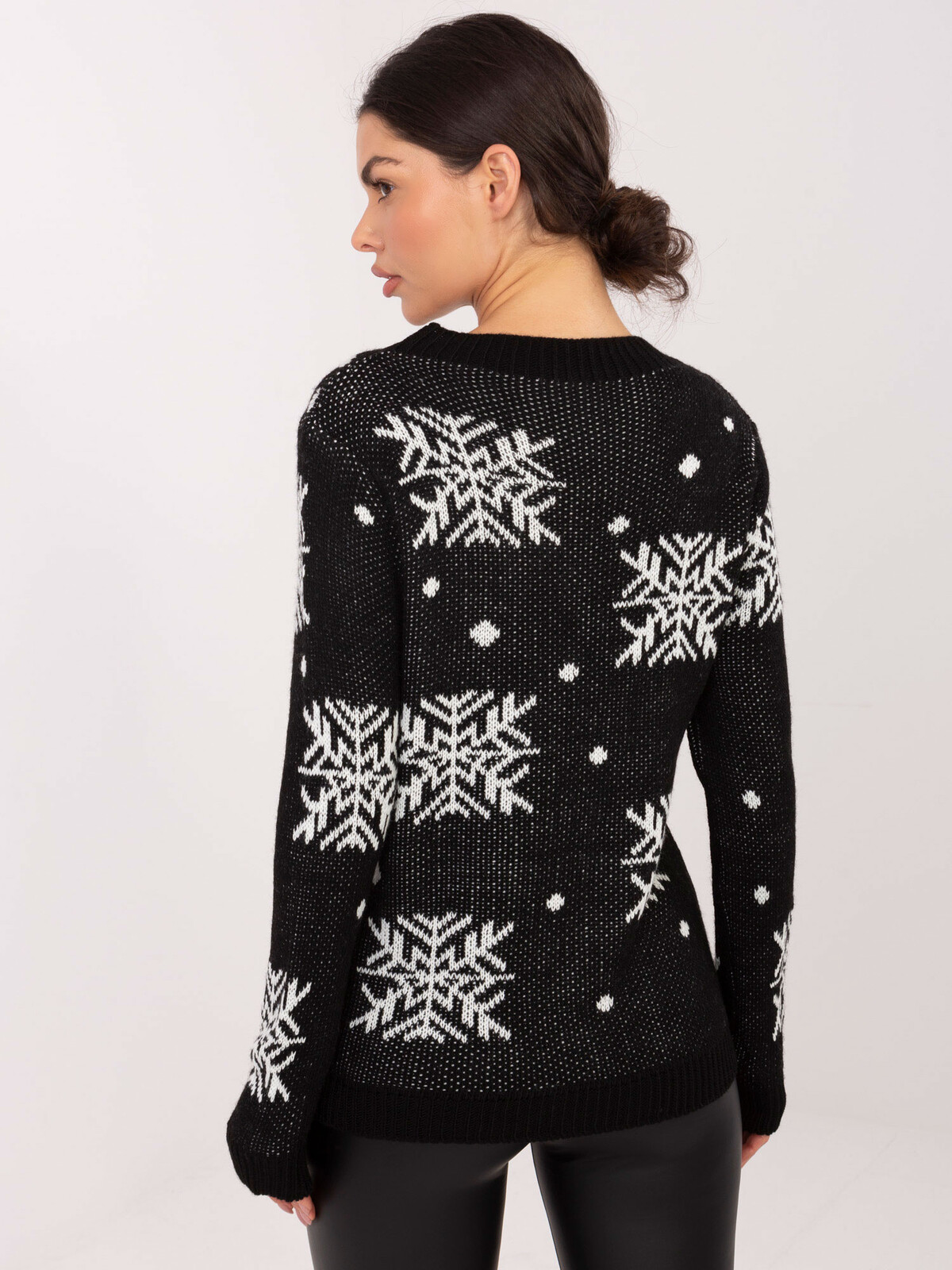 Černý vánoční svetr s motivem soba