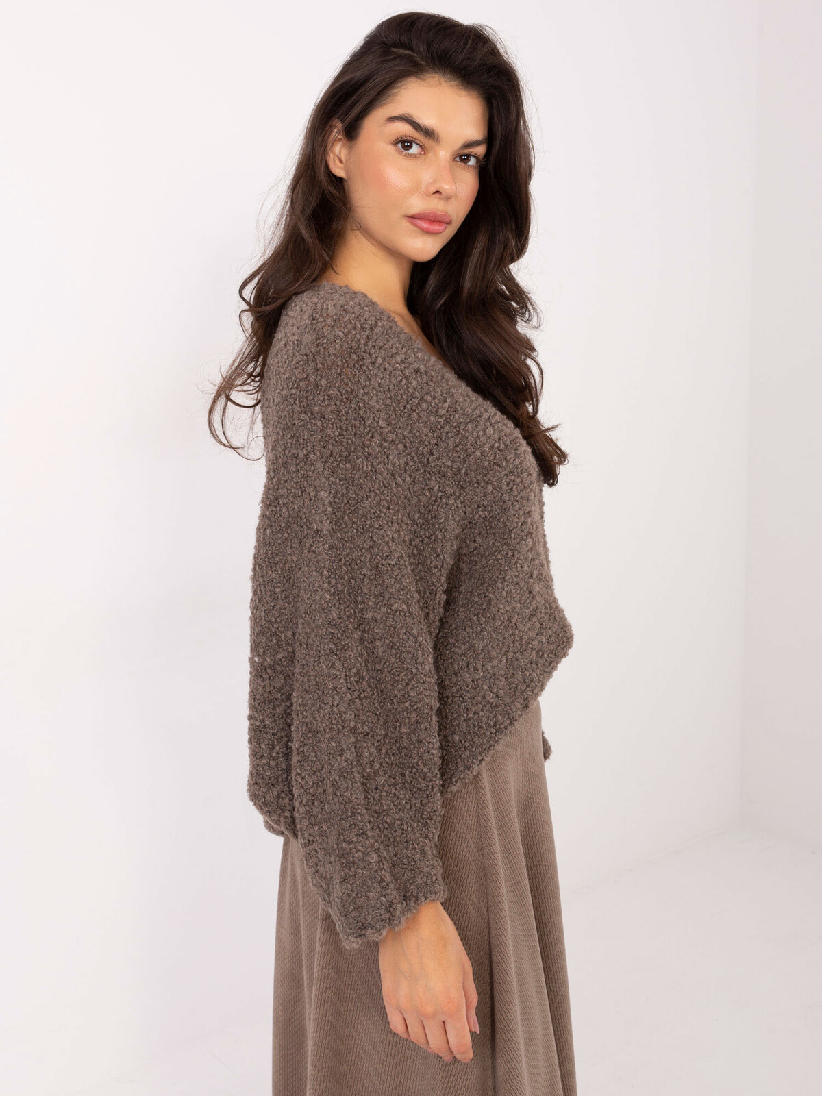 Dámský svetr v tmavě béžové barvě