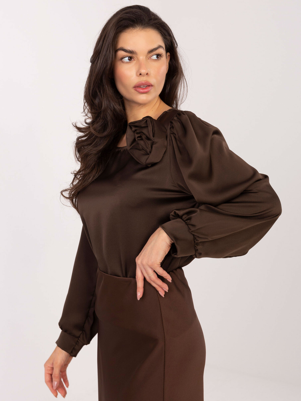 Tmavě hnědá halenka s volánem