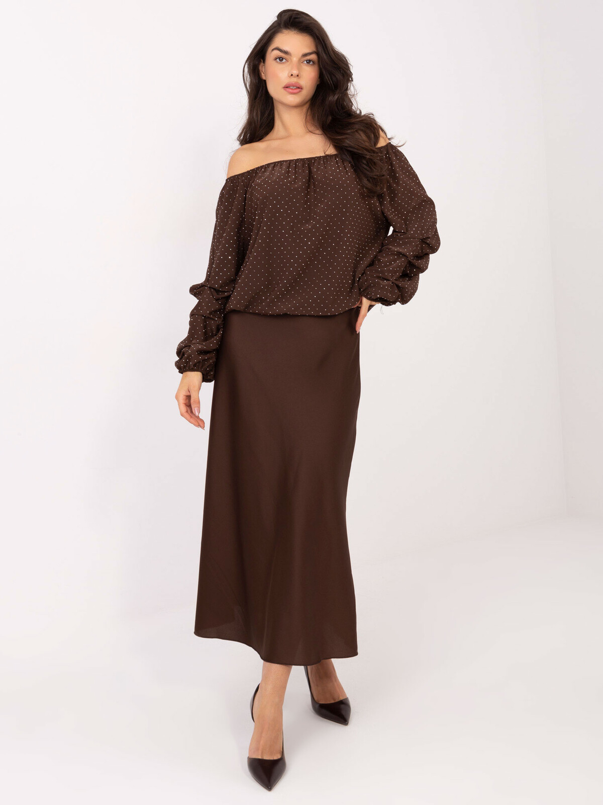 Hnědá vzorovaná halenka s odhalenými rameny