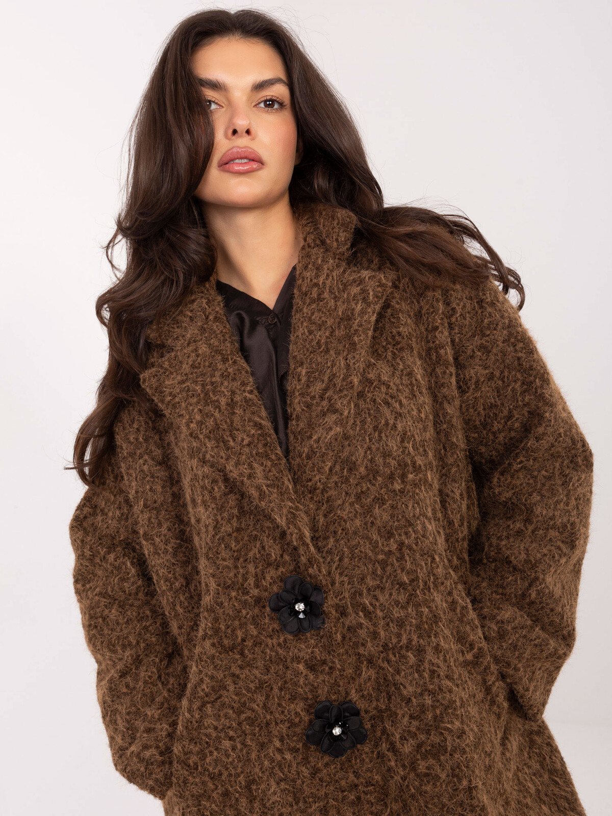 Hnědý kabát s velkými knoflíčky