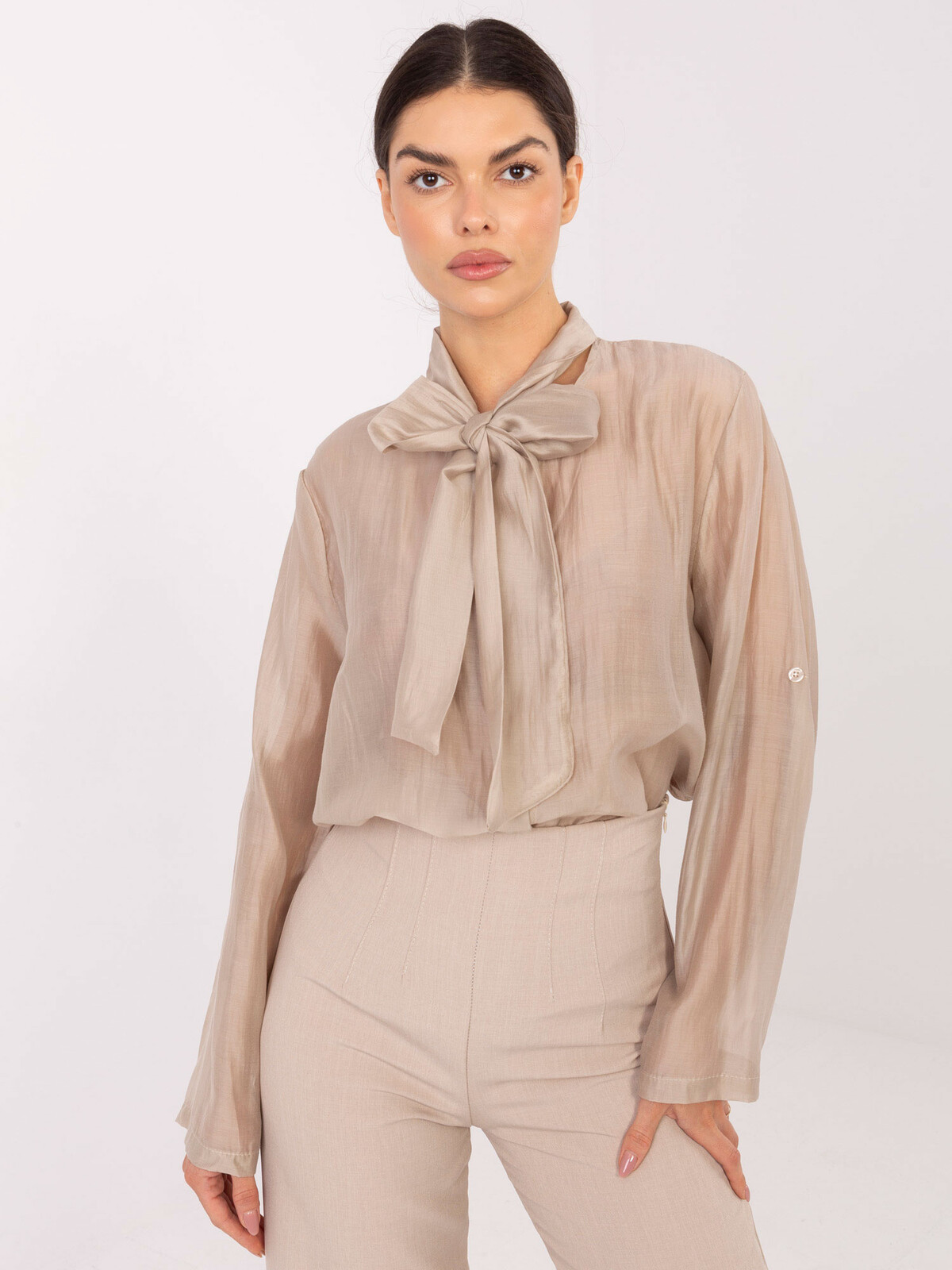 Béžová halenka s mašlí