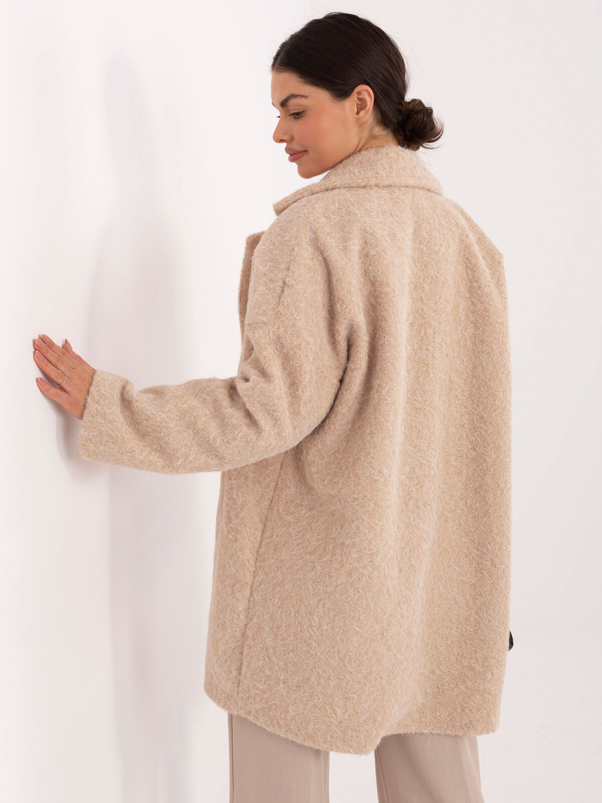 Béžový kabát s černými knoflíčky