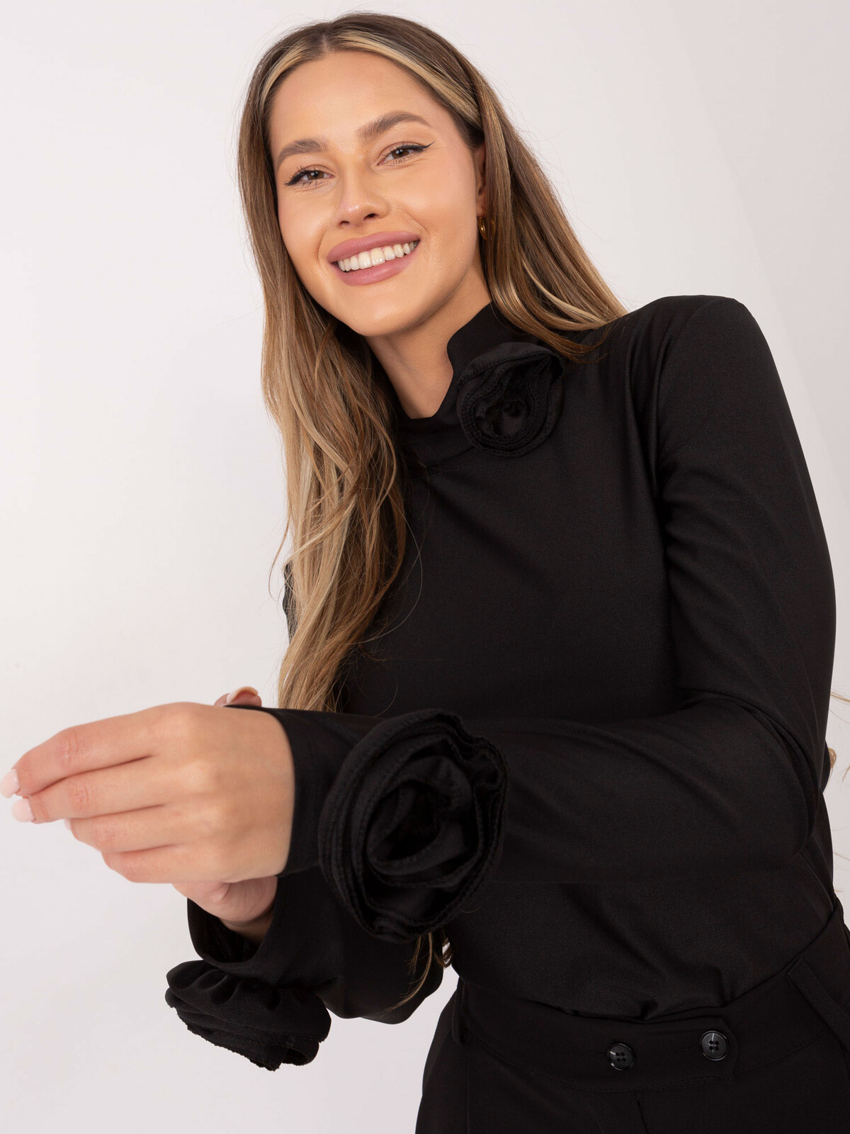 Černá halenka s květinovými detaily