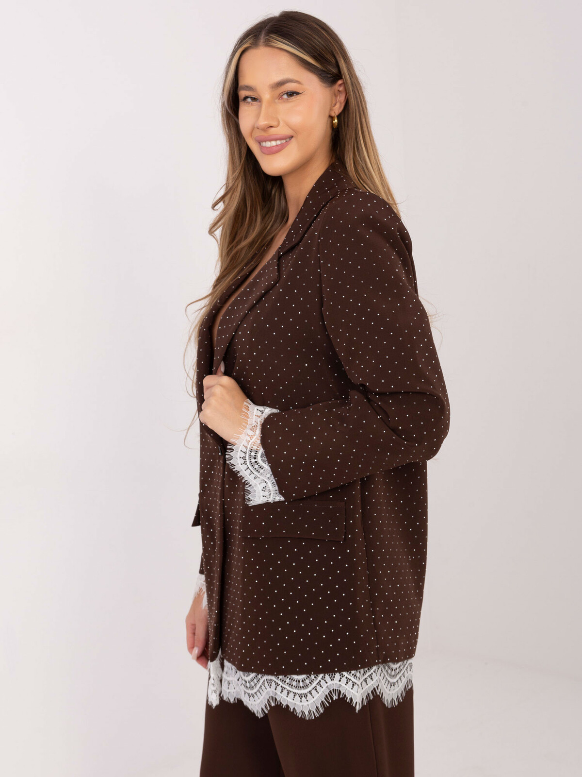 Hnědé sako s krajkovým lemem