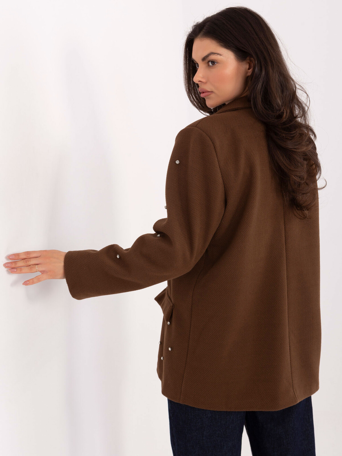 Hnědé sako s ozdobnými detaily