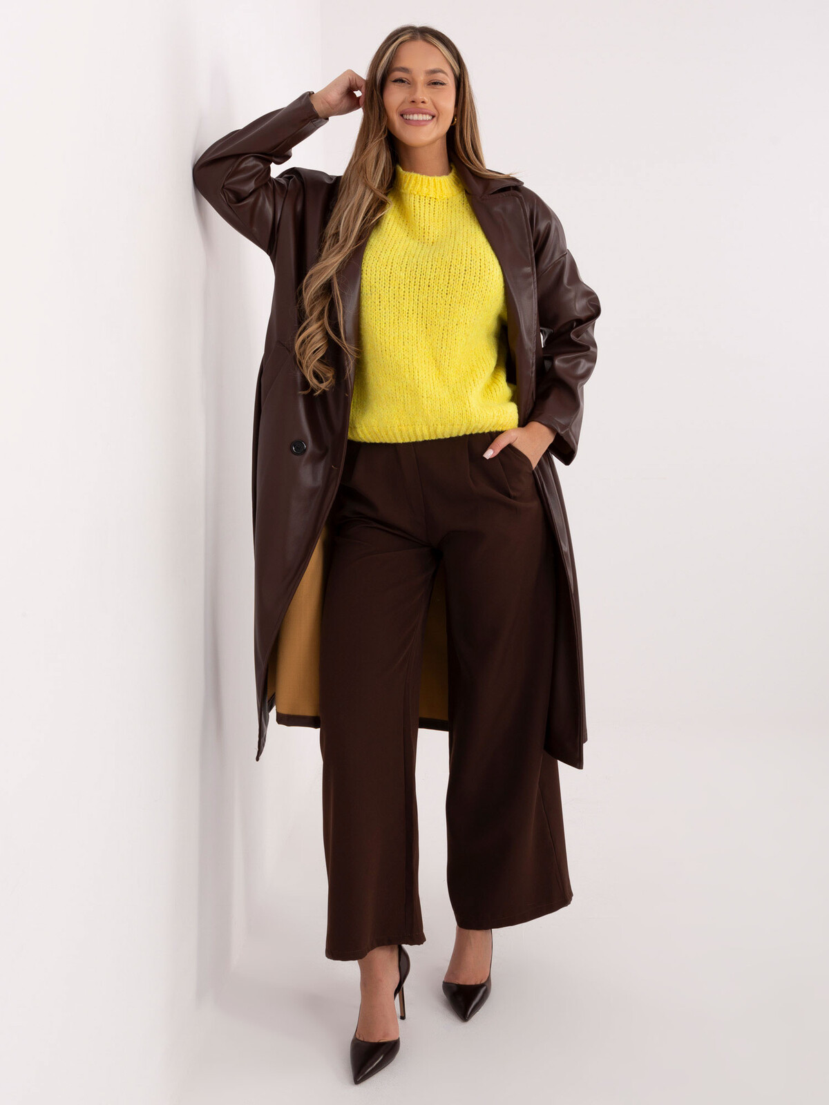 Žlutý pletený svetr