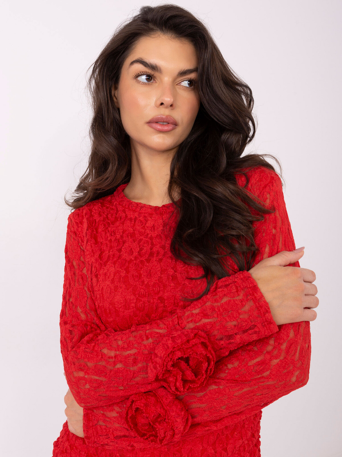 Červené krajkové šaty s dlouhým rukávem