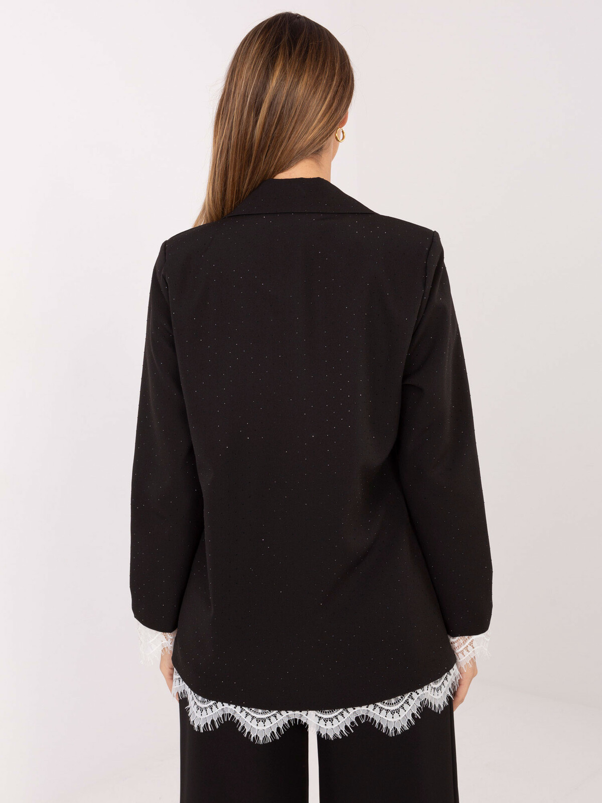 Černé sako s krajkovým lemem