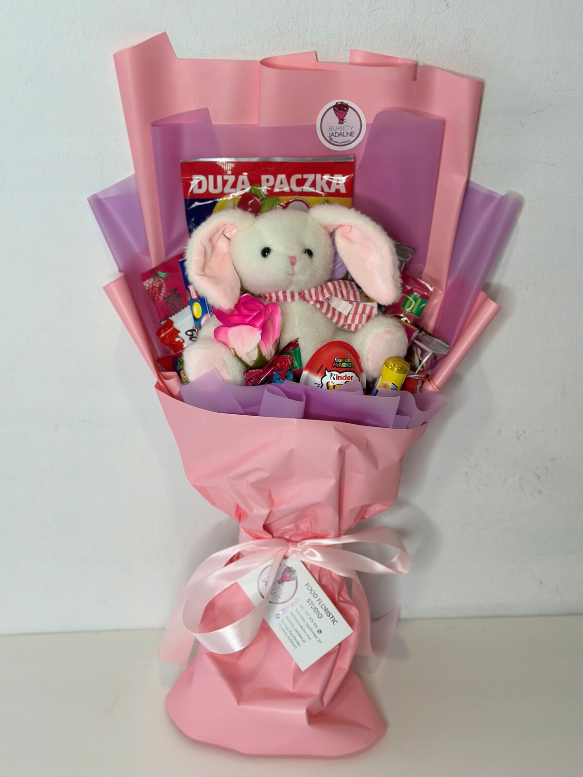 Kytice sladkostí s plyšovým zajíčkem