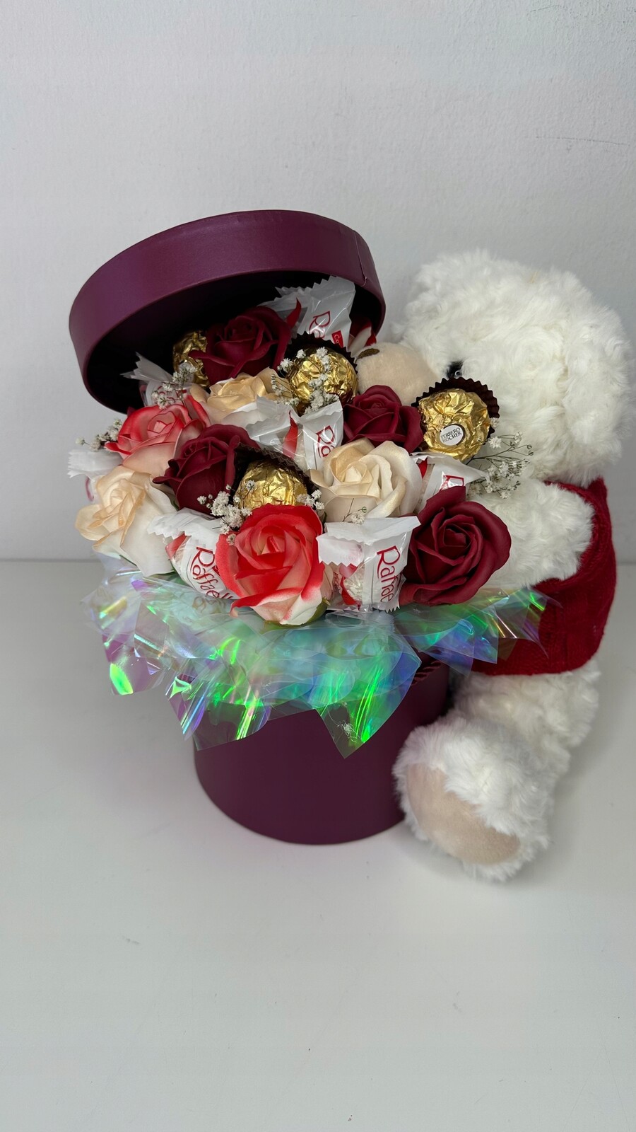 Sladký box s medvídkem a květinami