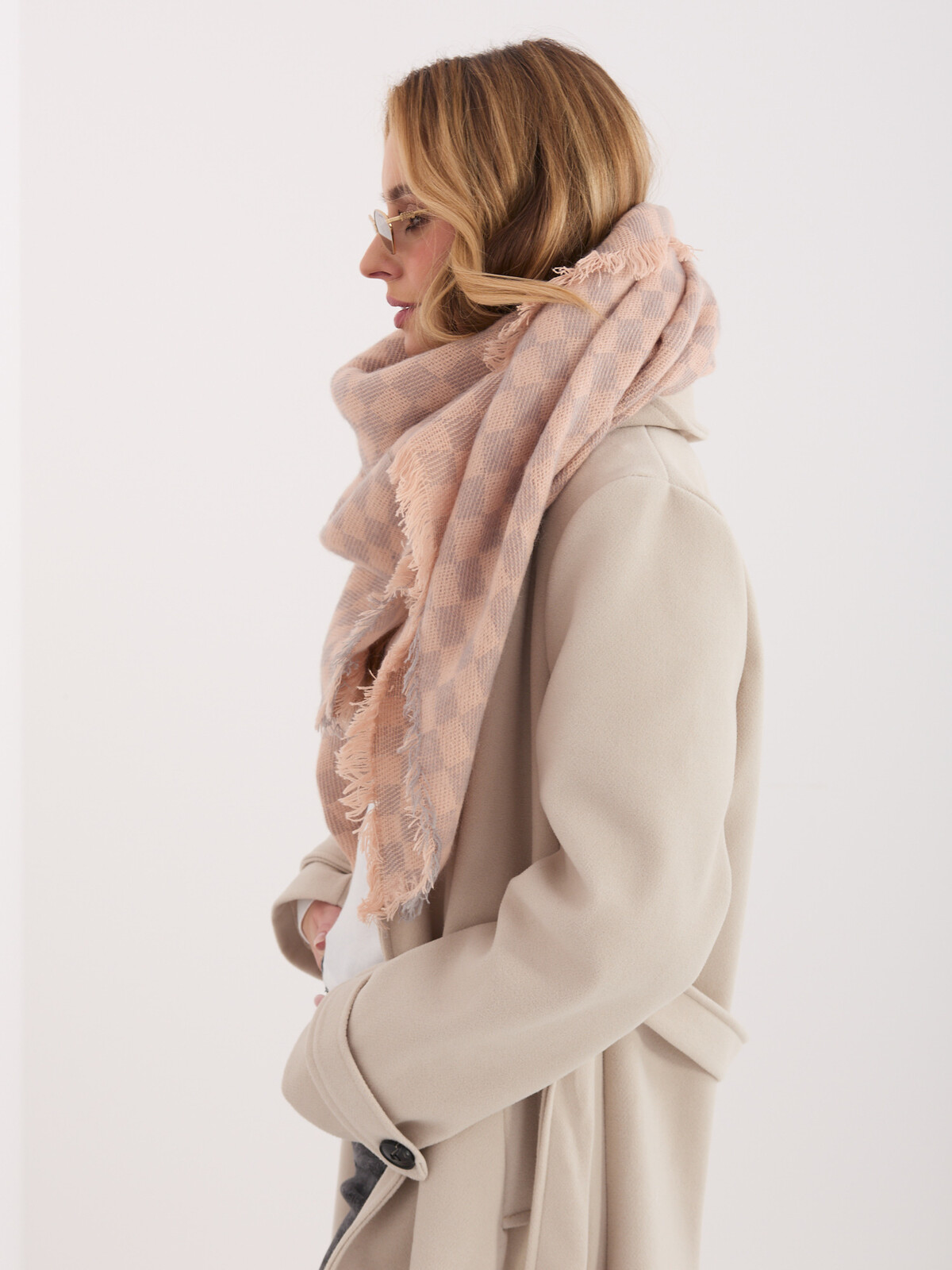 Dámská šála v broskvové barvě