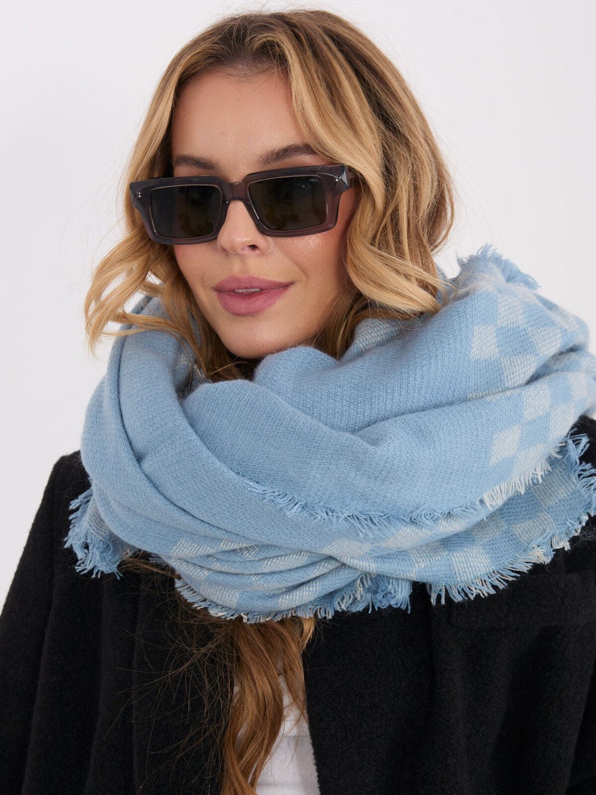 Světle modrá šála s kostkovaným vzorem