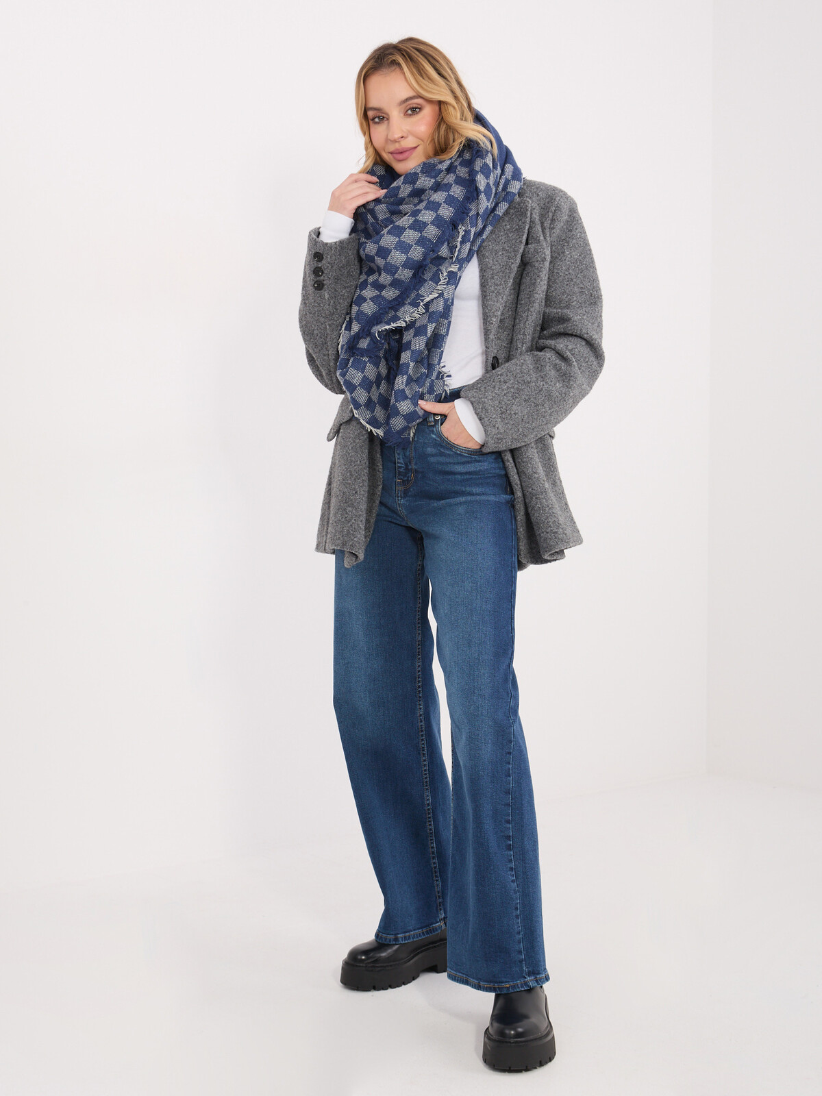 Šála v námořnické modré