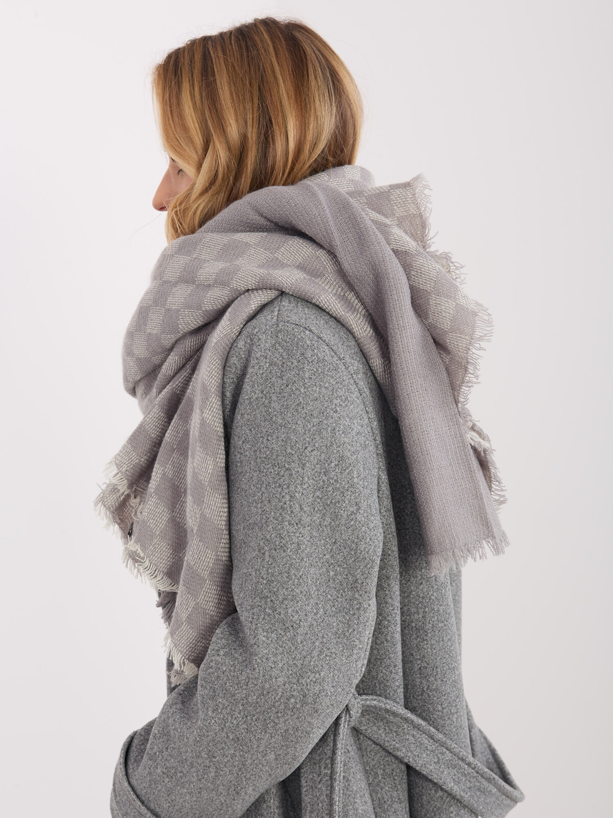 Šedá šála s károvaným vzorem