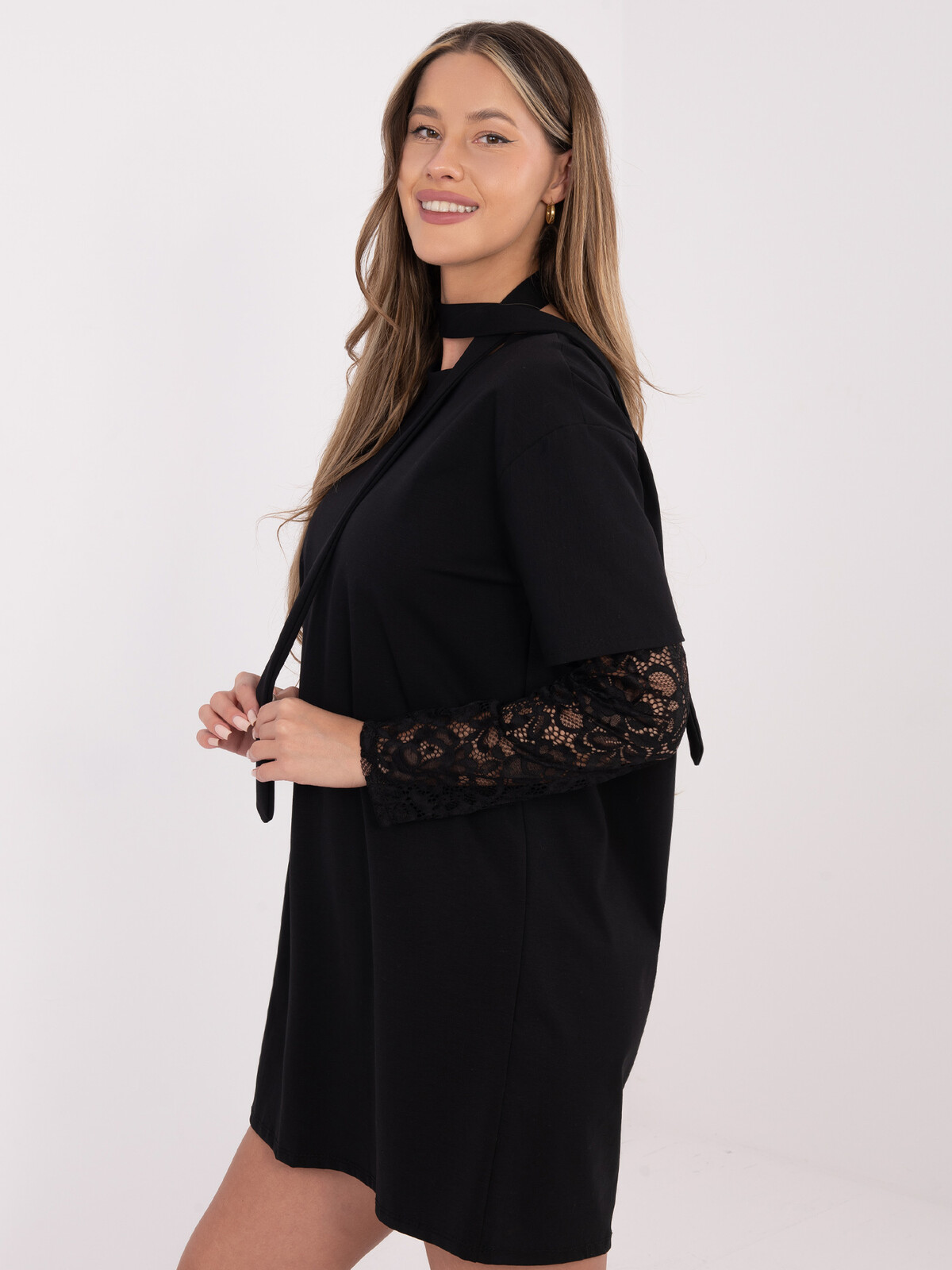Černé šaty s krajkovými rukávy