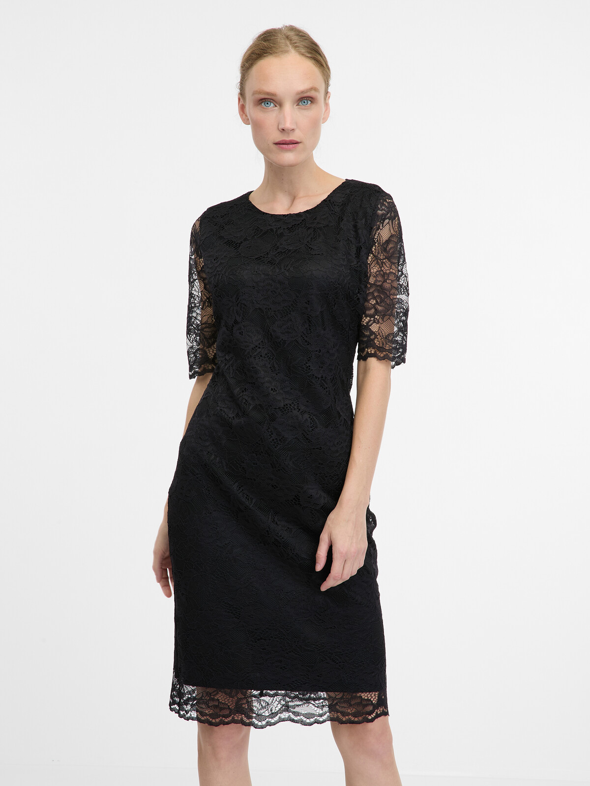 Černé krajkové pouzdrové šaty