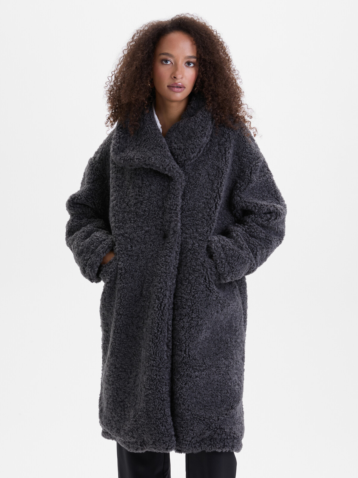 Tmavě šedý dámský kabát z umělé kožešiny