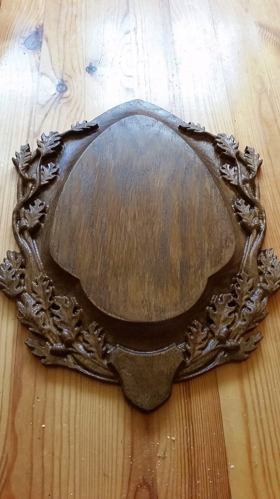 deska pod trofej na parohy, vyřezávané voskované dřevo