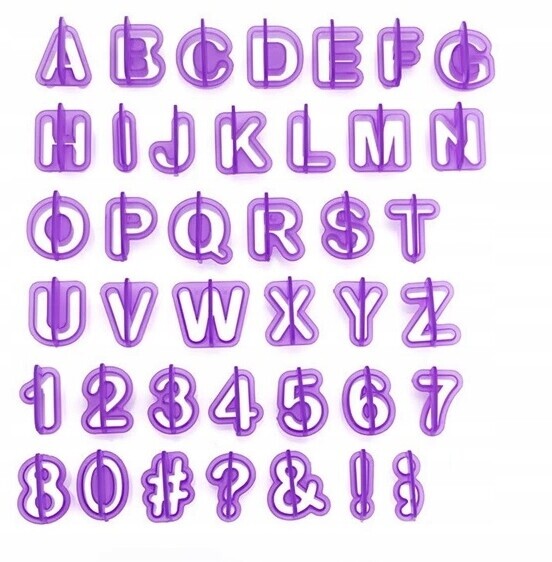 Sada písmen a číslic na vykrajování Elhandel fialová 40 ks