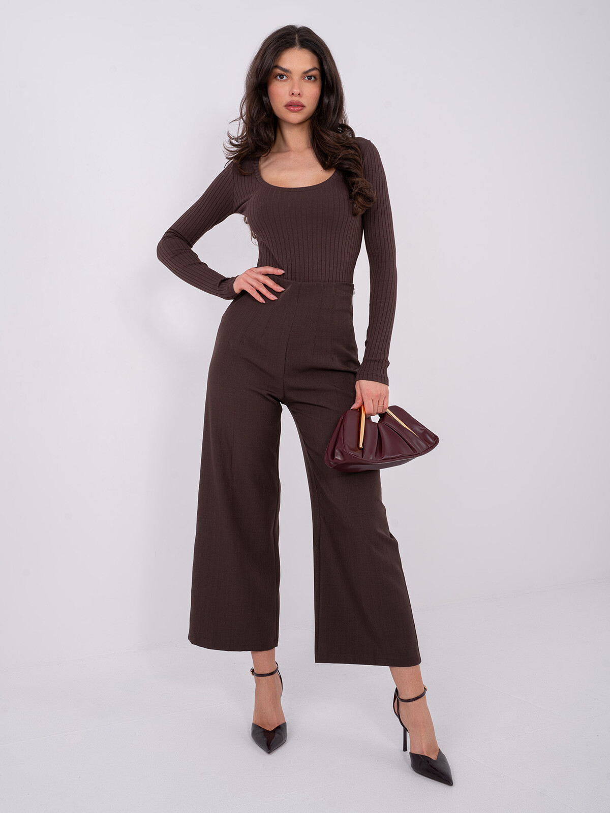 Tmavě hnědé žebrované body