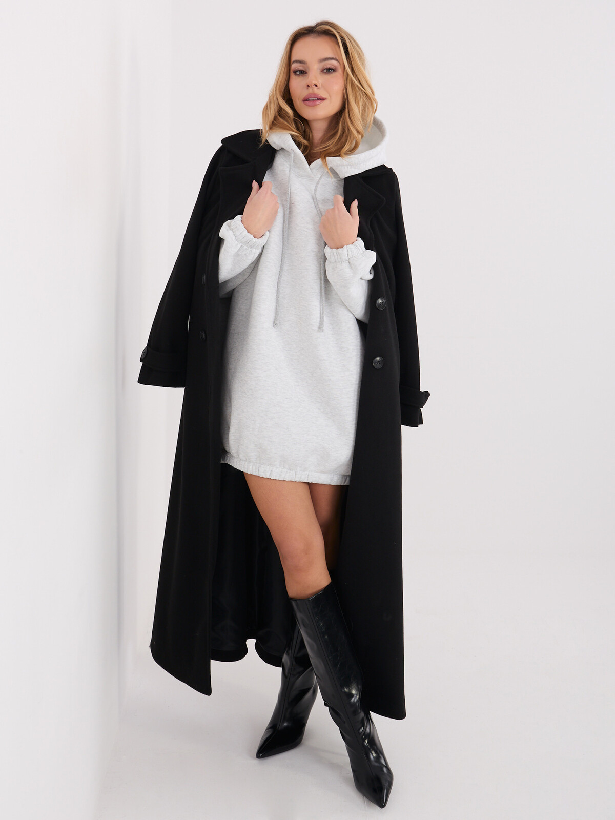 Svetrové šaty s kapucí