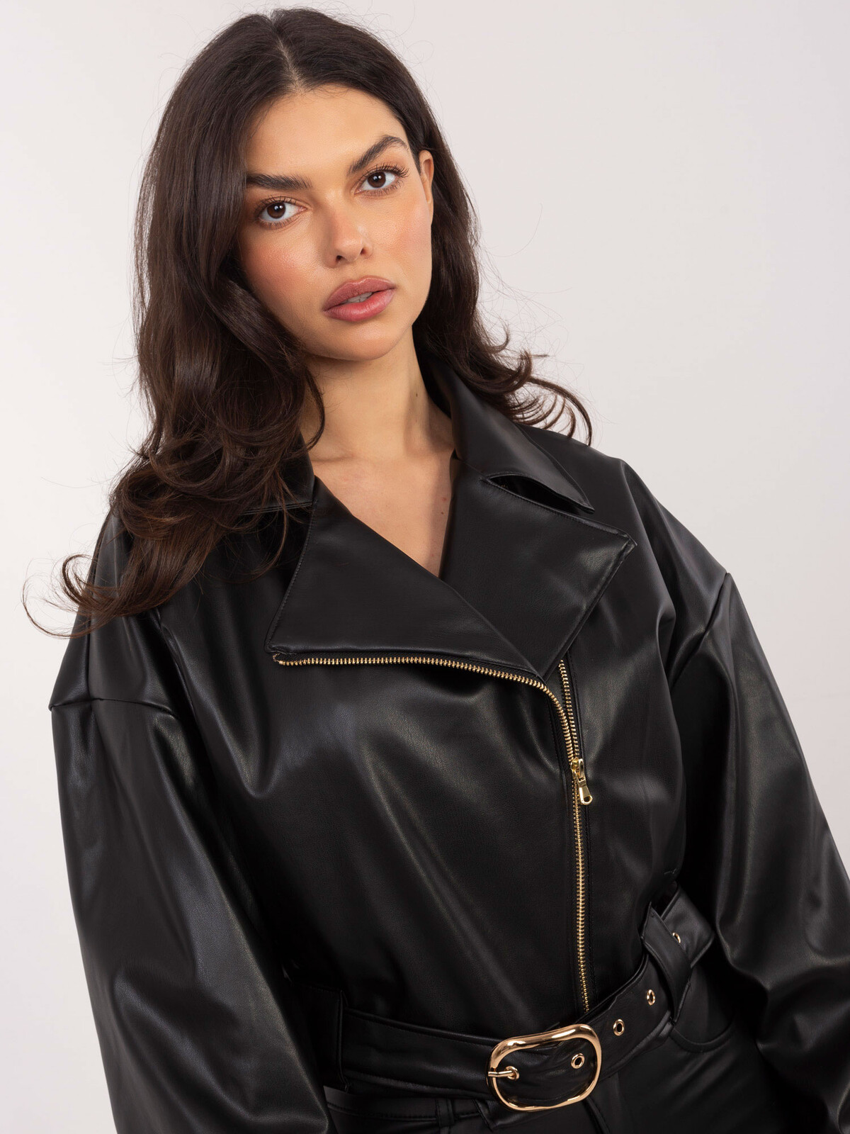 Černá kožená bunda s páskem