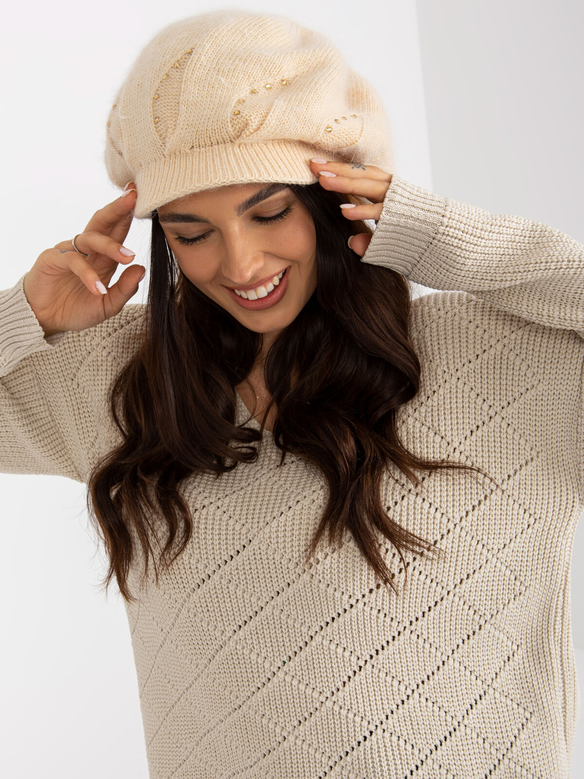 Dámská světle béžová zimní čepice s kšiltem