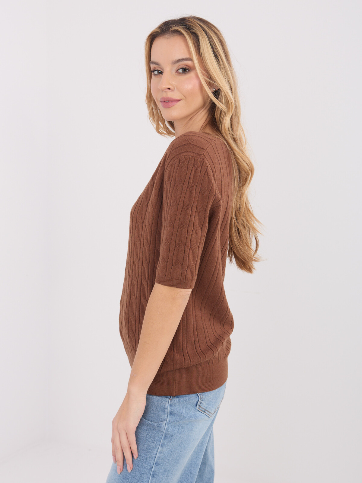 Světle hnědý svetr s výstřihem do V