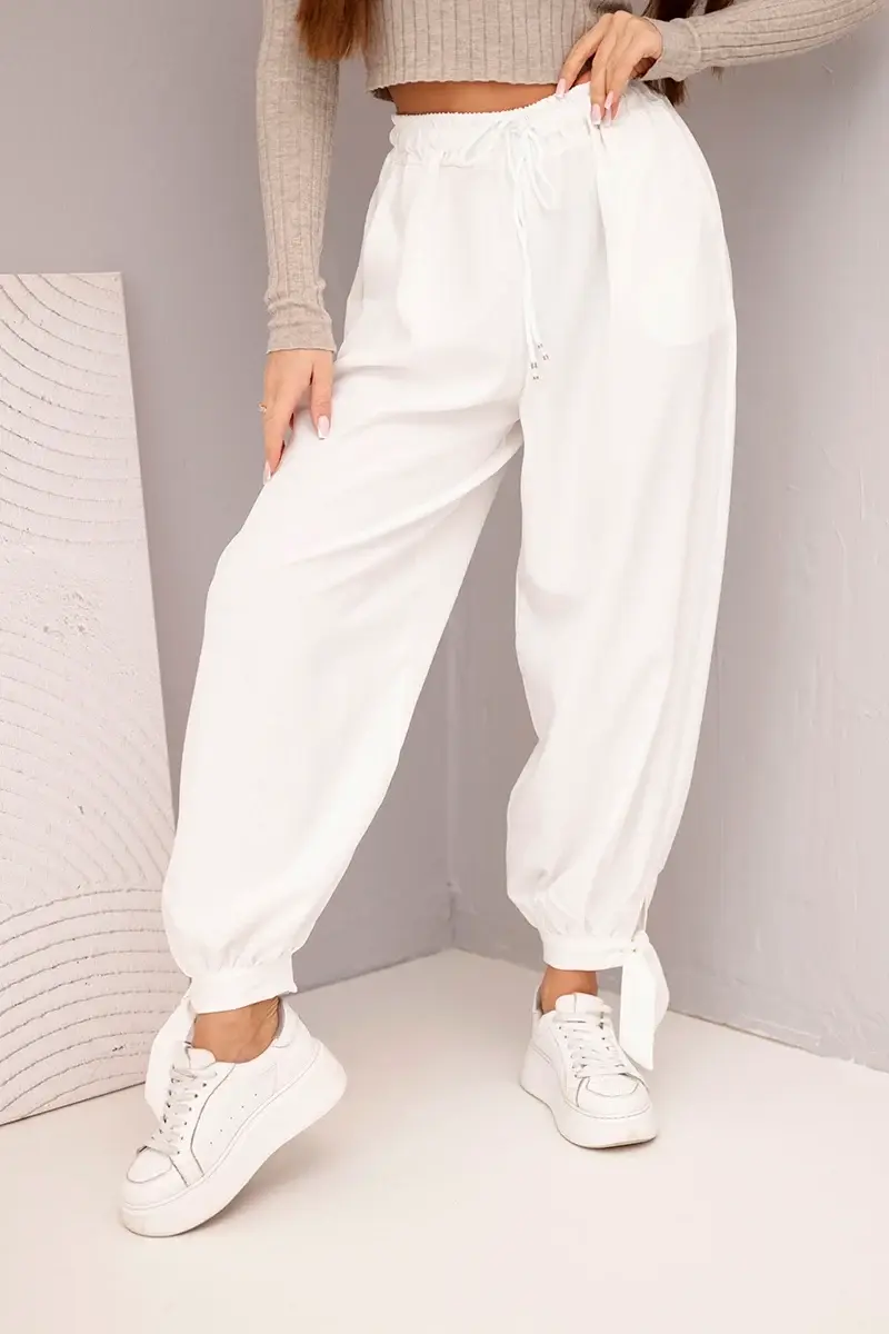 Bílé kalhoty s vázáním na spodku