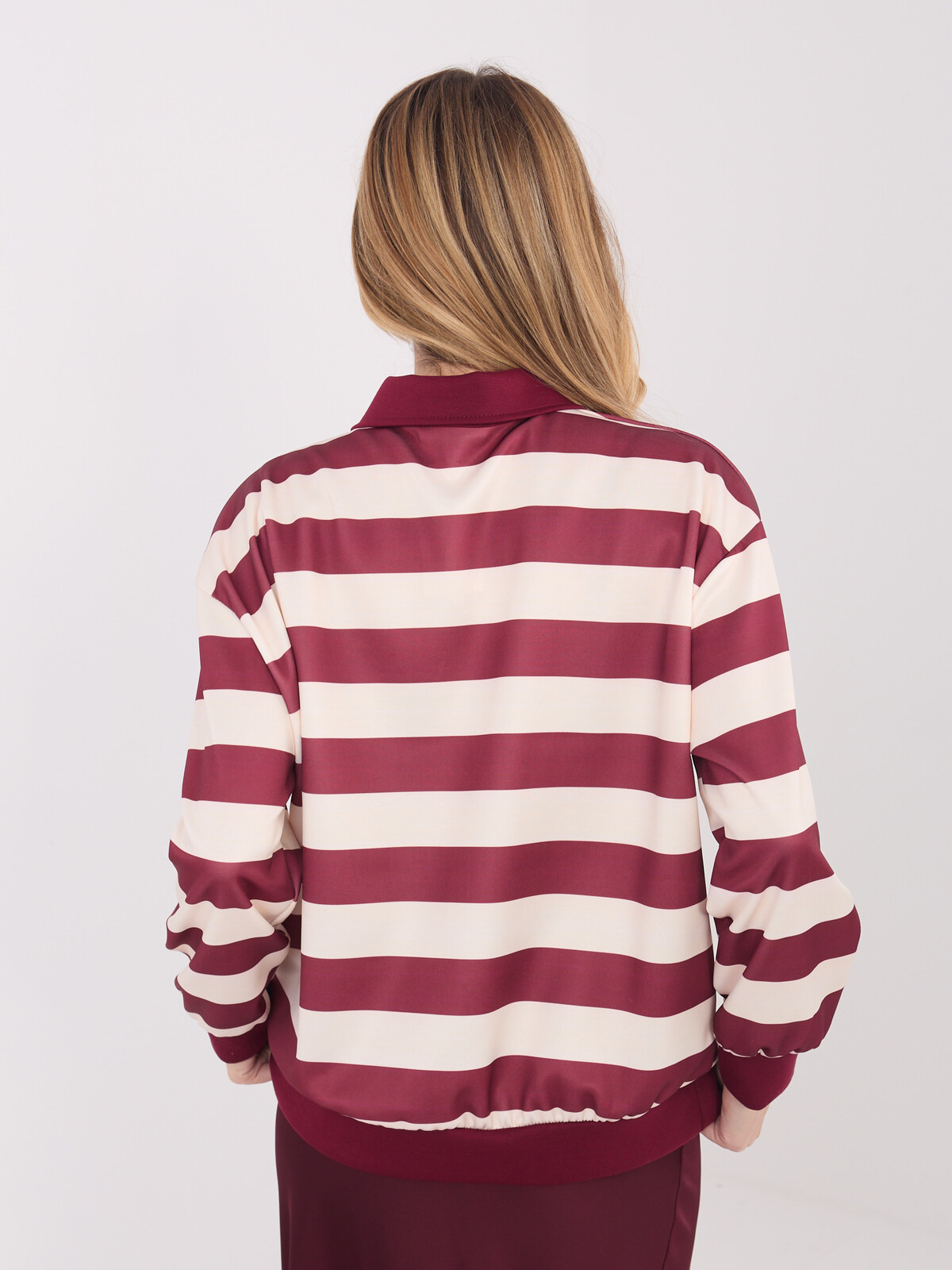 Proužkovaná halenka v burgundy barvě