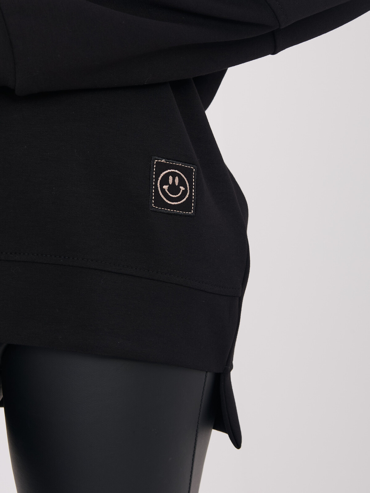 Černá mikina s úsměvem