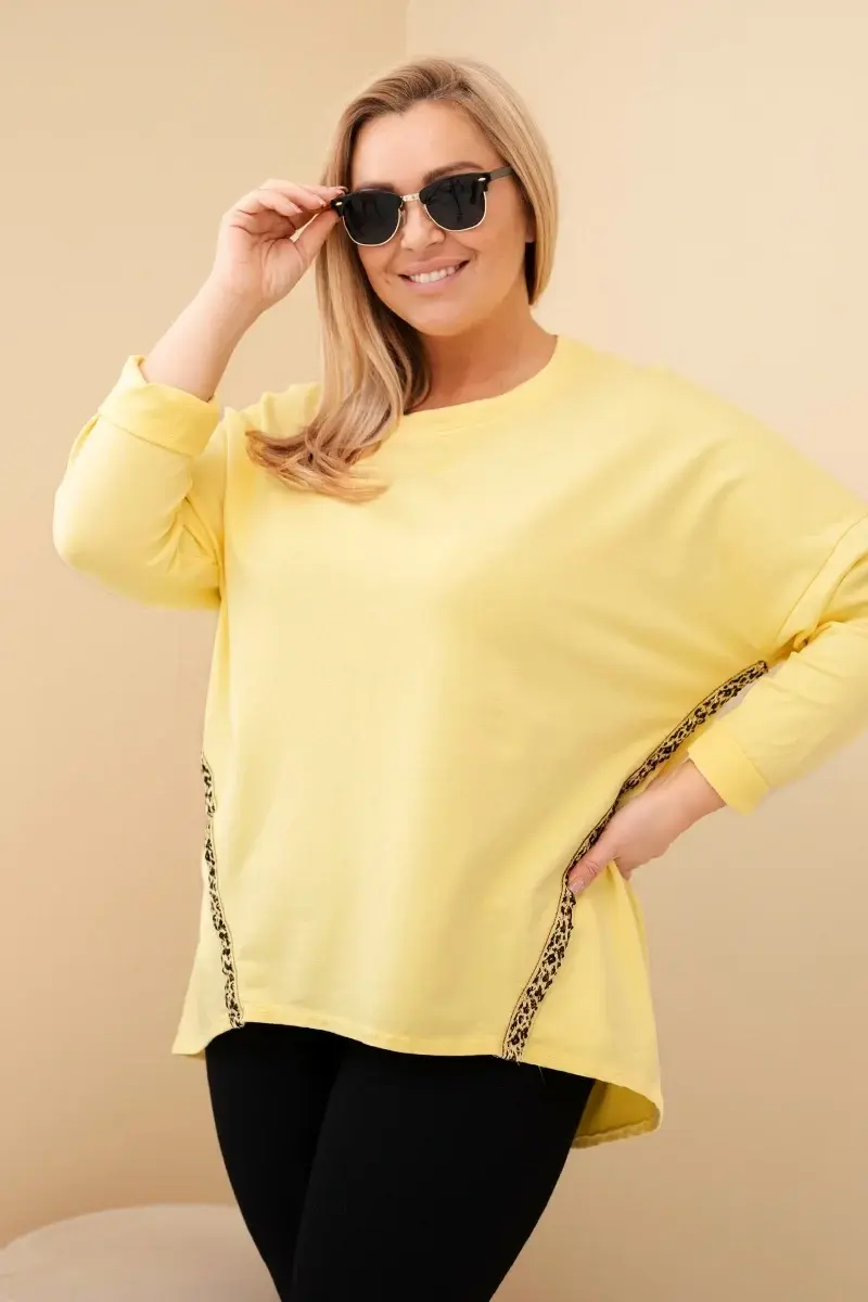 Plus size dámská halenka s leopardím lemem