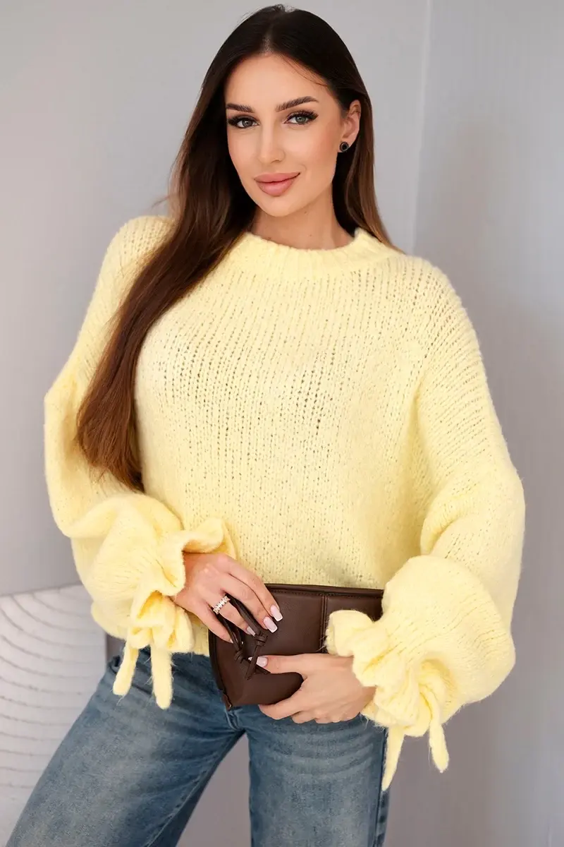 Žlutý svetr s mohérovou směsí a ozdobnými rukávy