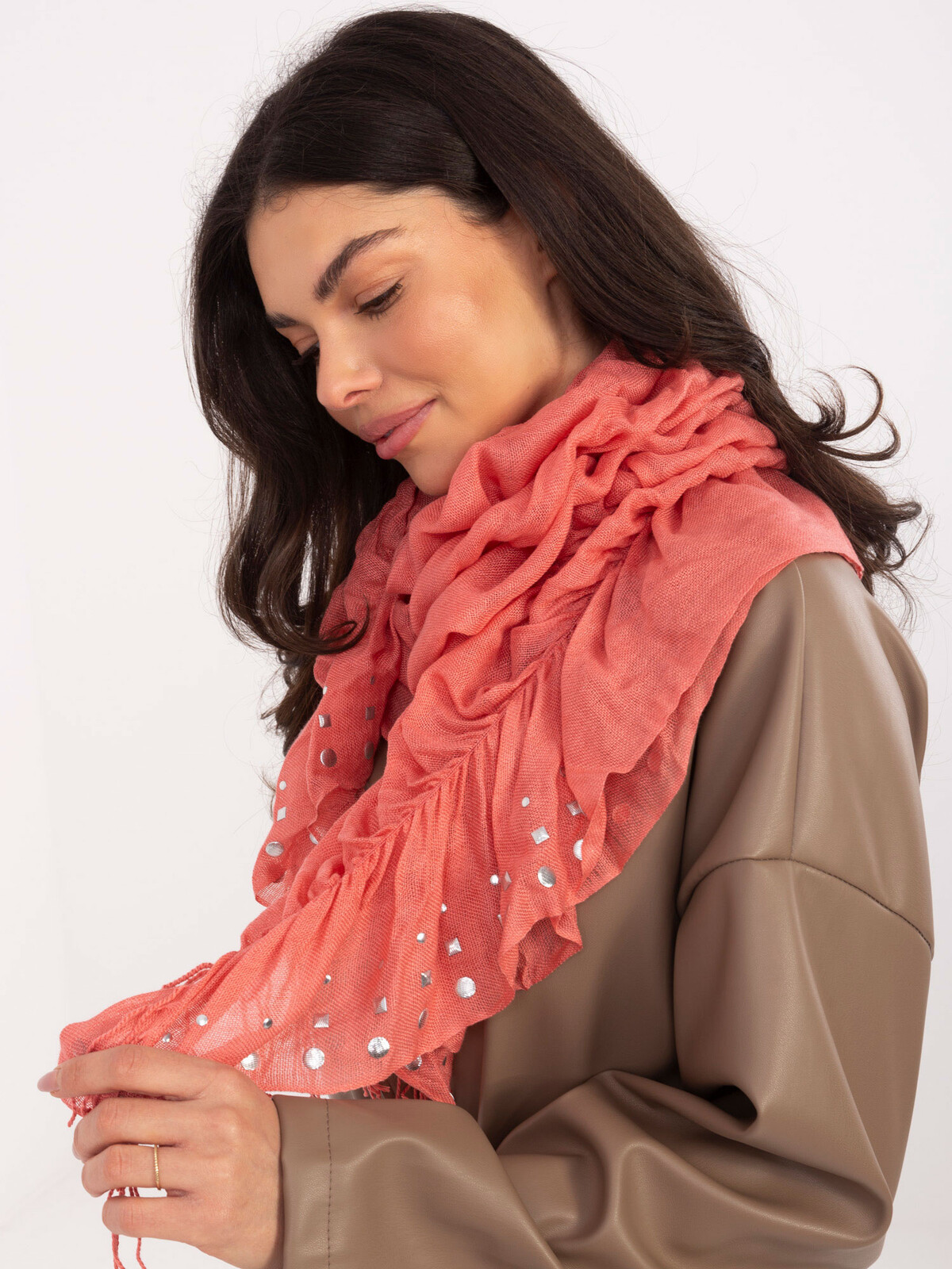 Oranžový šátek s ozdobami