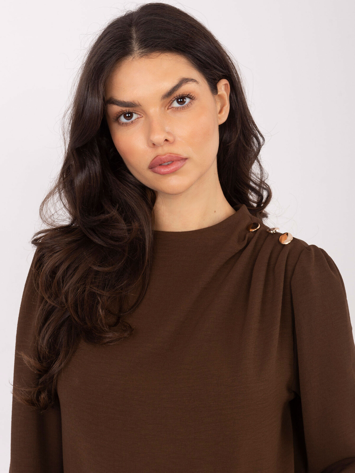 Hnědá halenka s ozdobnými knoflíčky